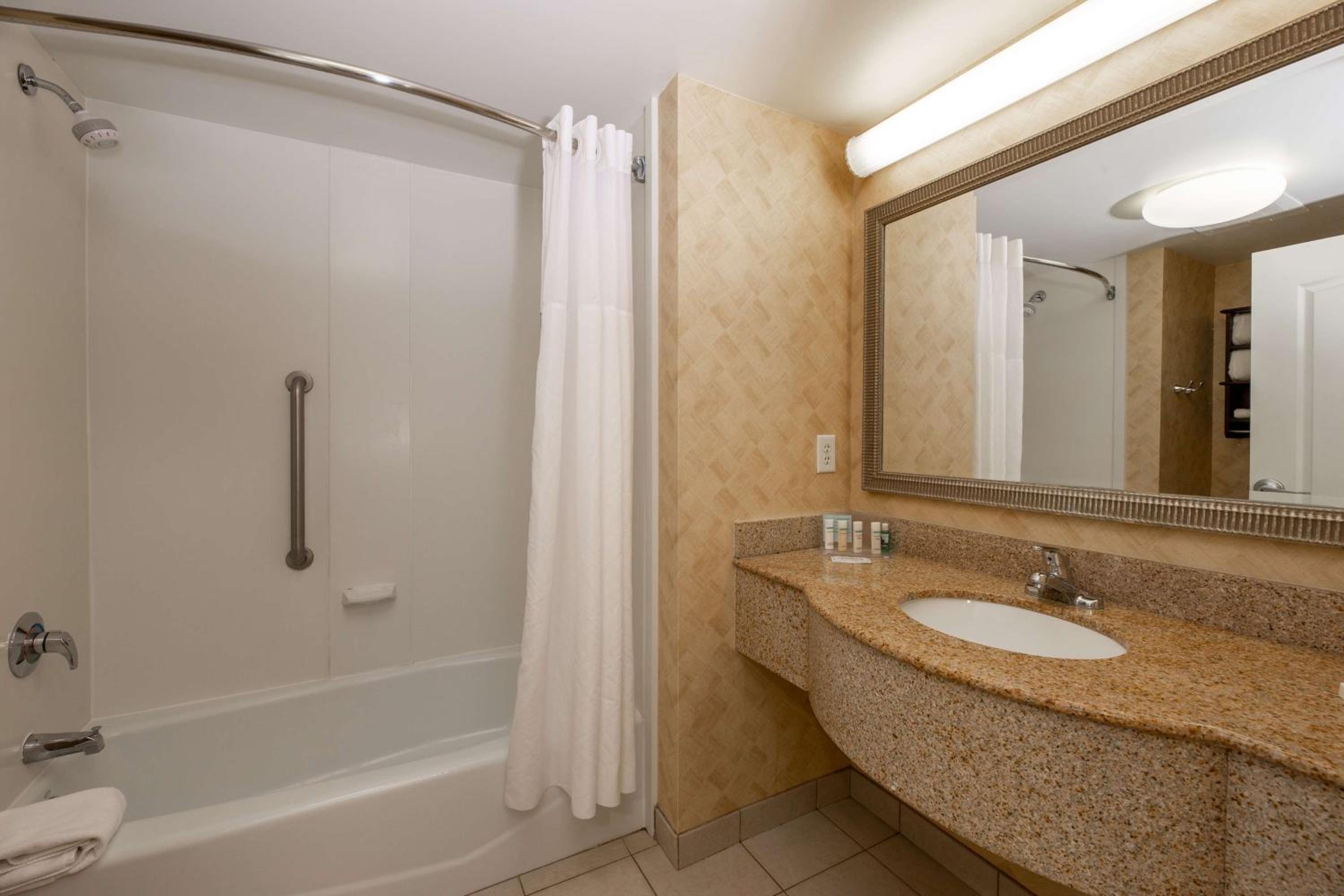 Queen Studio Suite with Two Queen Beds and Sofa Bed - Non-Smoking - Photo 3
