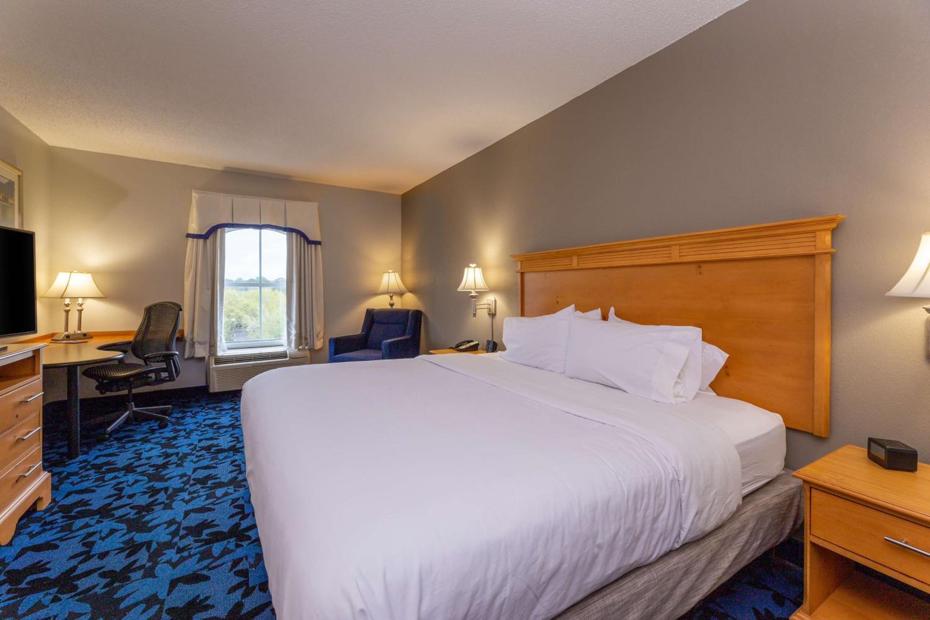 King Room with King Bed - Non-Smoking - Photo 1