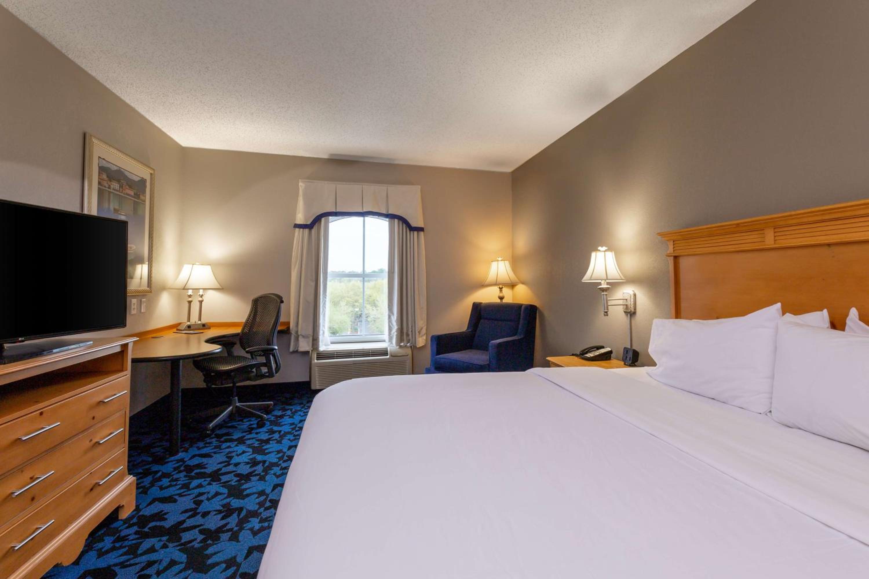 King Room with King Bed - Non-Smoking - Photo 5