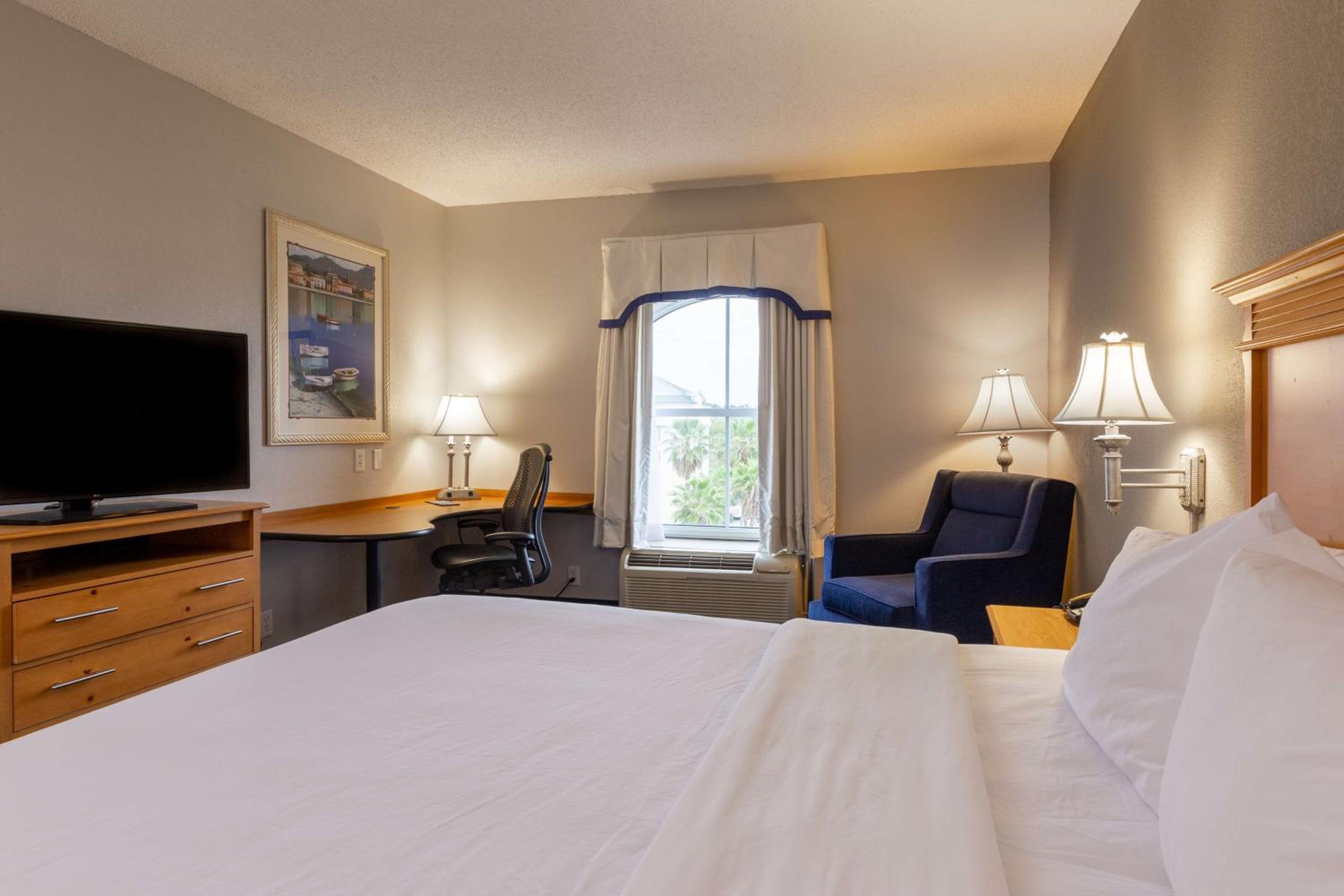 King Room with King Bed - Non-Smoking - Photo 6