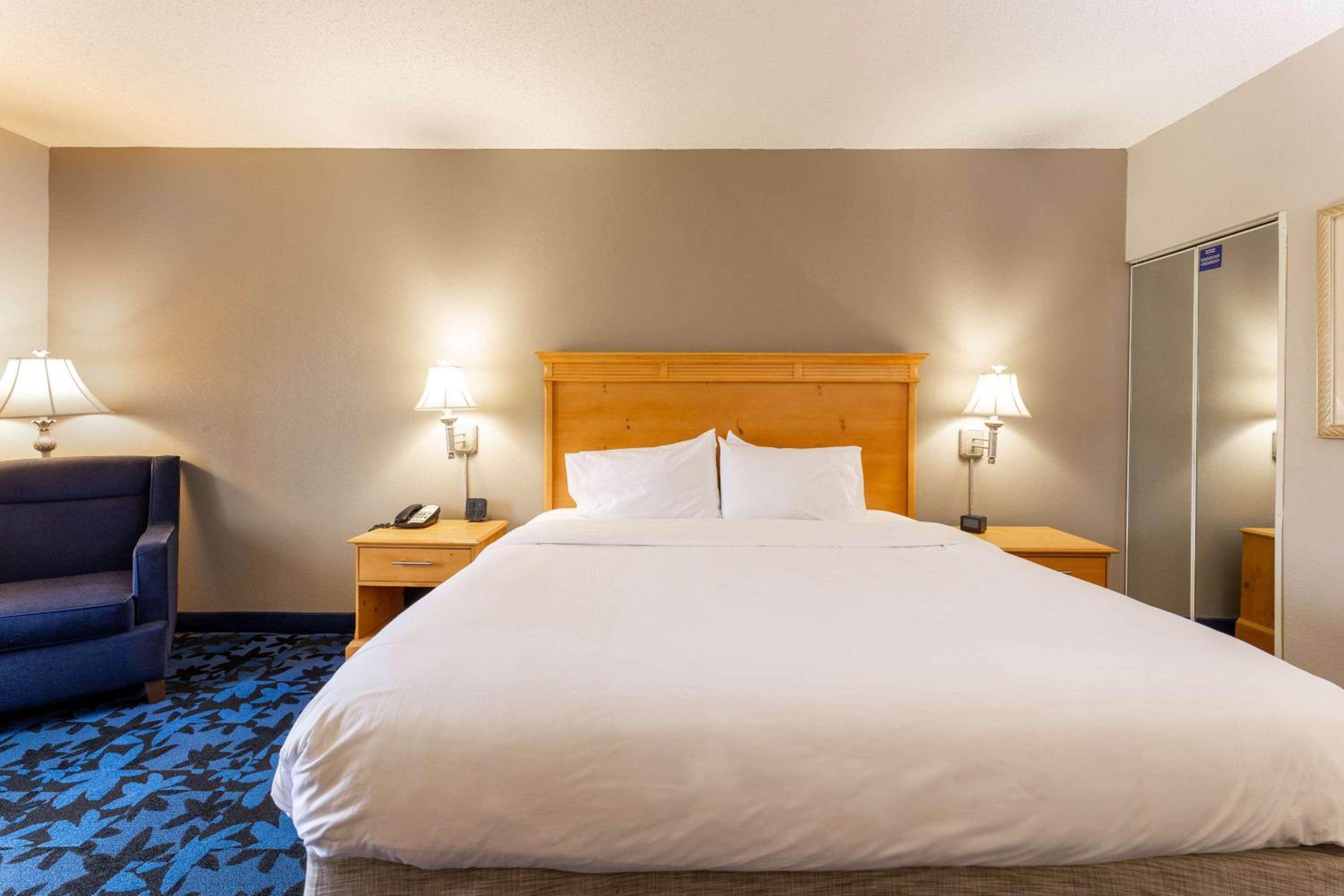 King Room with King Bed - Non-Smoking - Photo 7