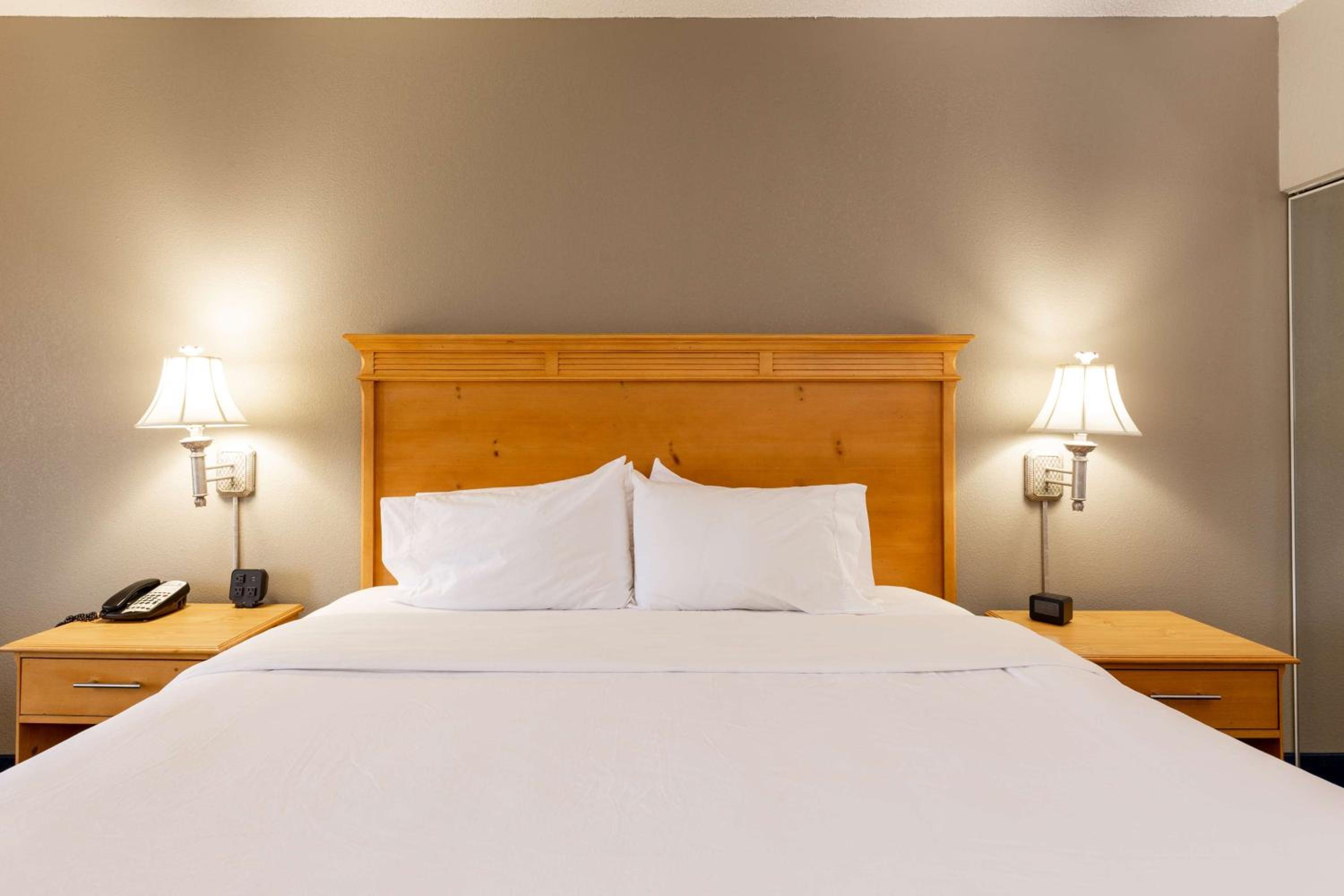 King Room with King Bed - Non-Smoking - Photo 2