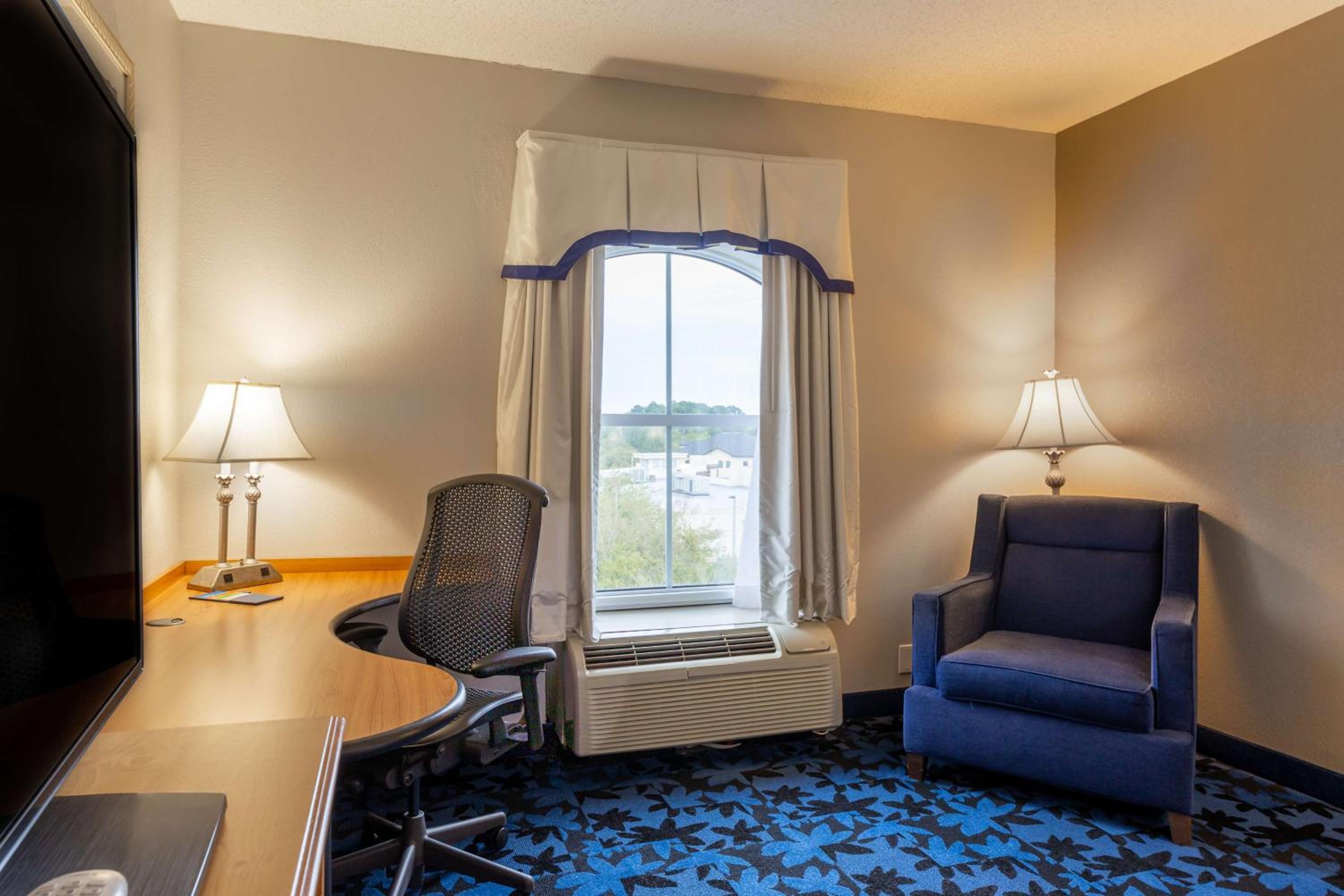 King Room with King Bed - Non-Smoking - Photo 3