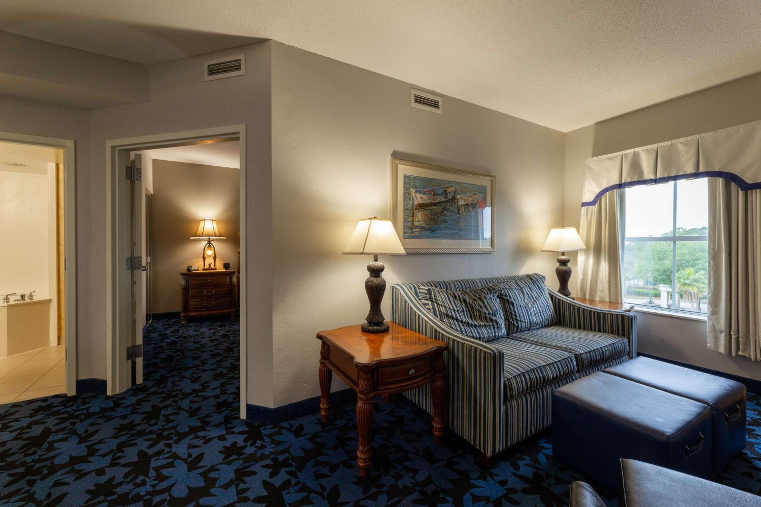 One-Bedroom King Suite with Whirlpool - Non-Smoking  - Photo 10