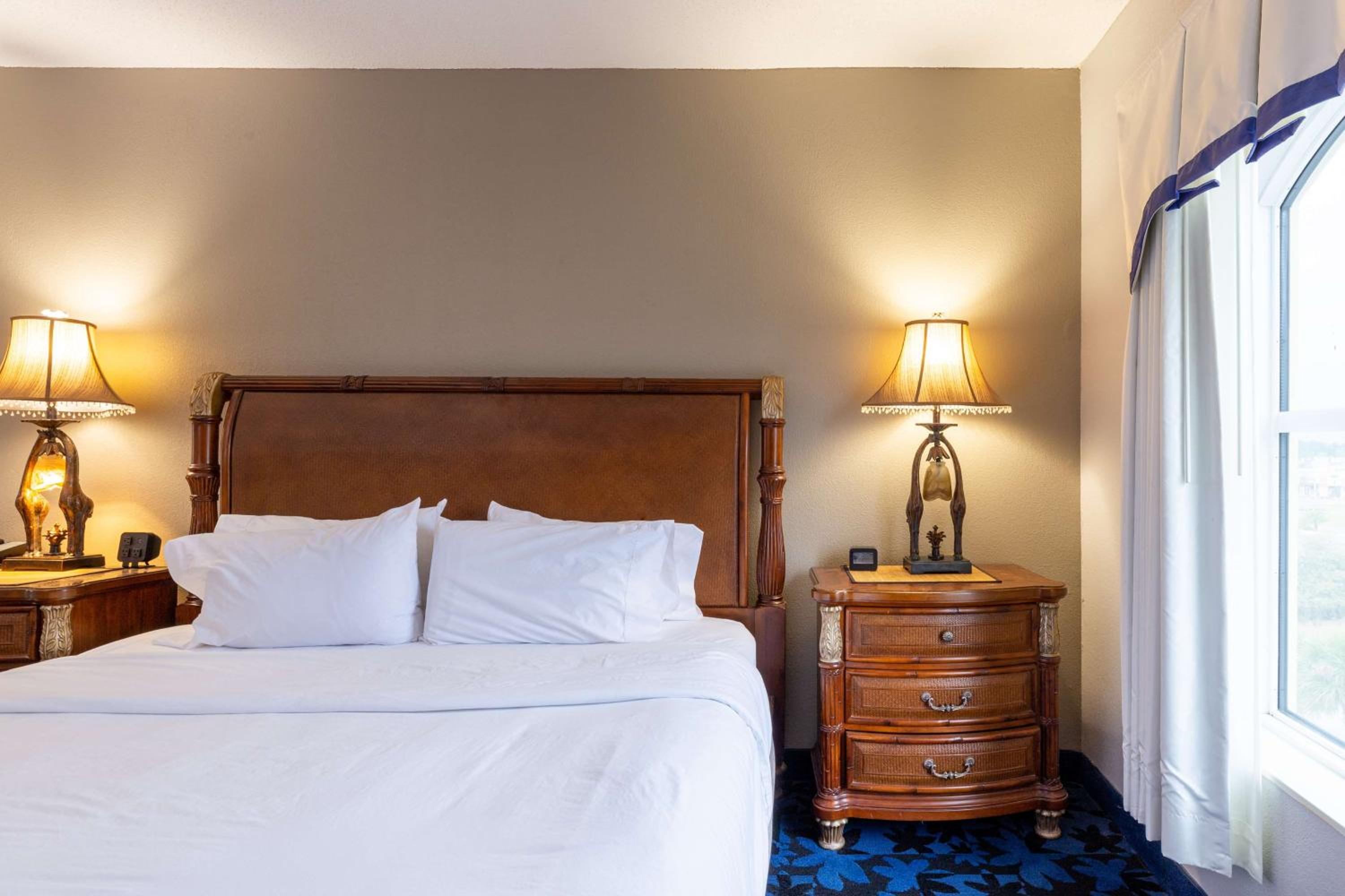 One-Bedroom King Suite with Whirlpool - Non-Smoking  - Photo 9