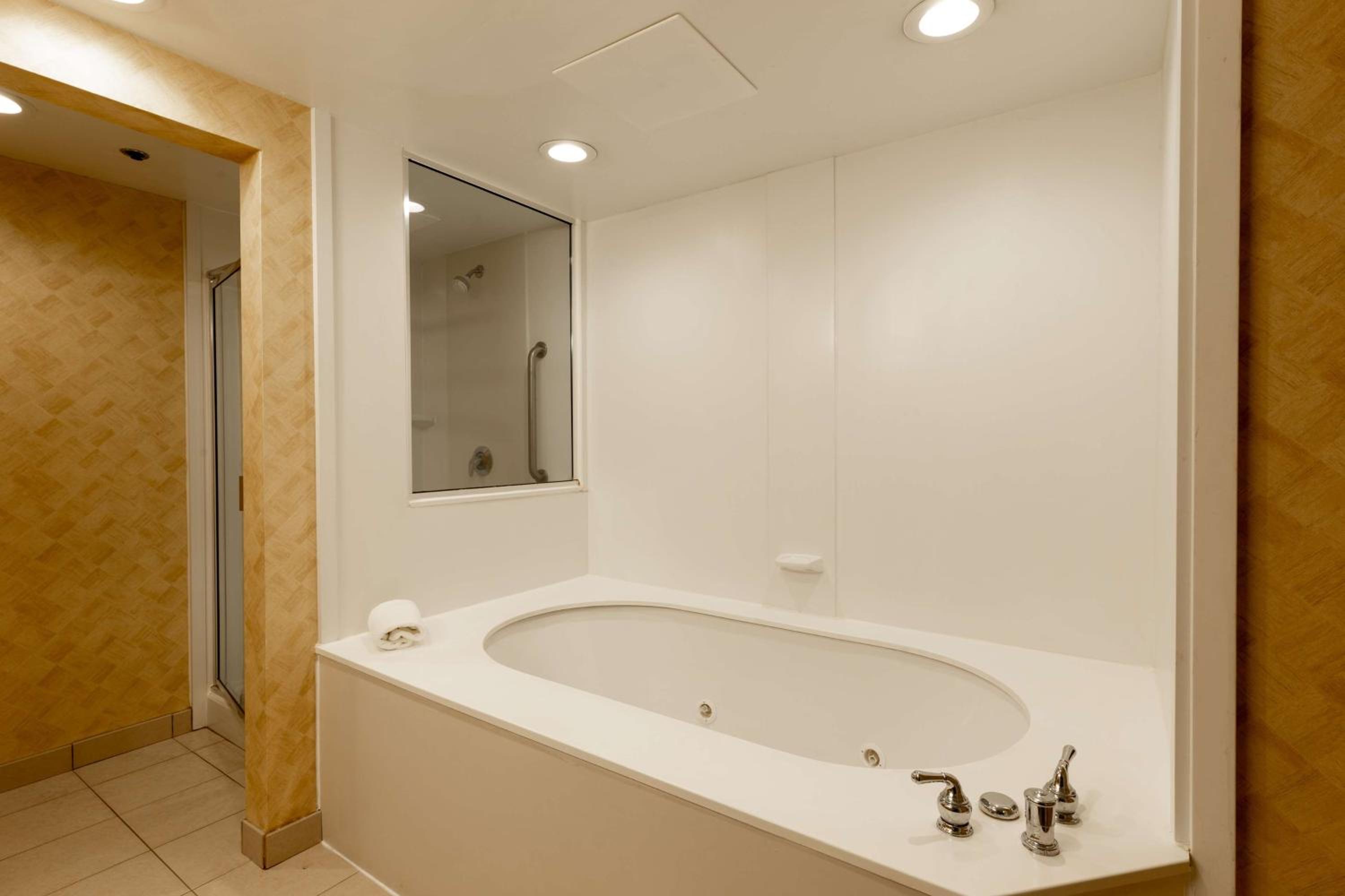 One-Bedroom King Suite with Whirlpool - Non-Smoking  - Photo 4