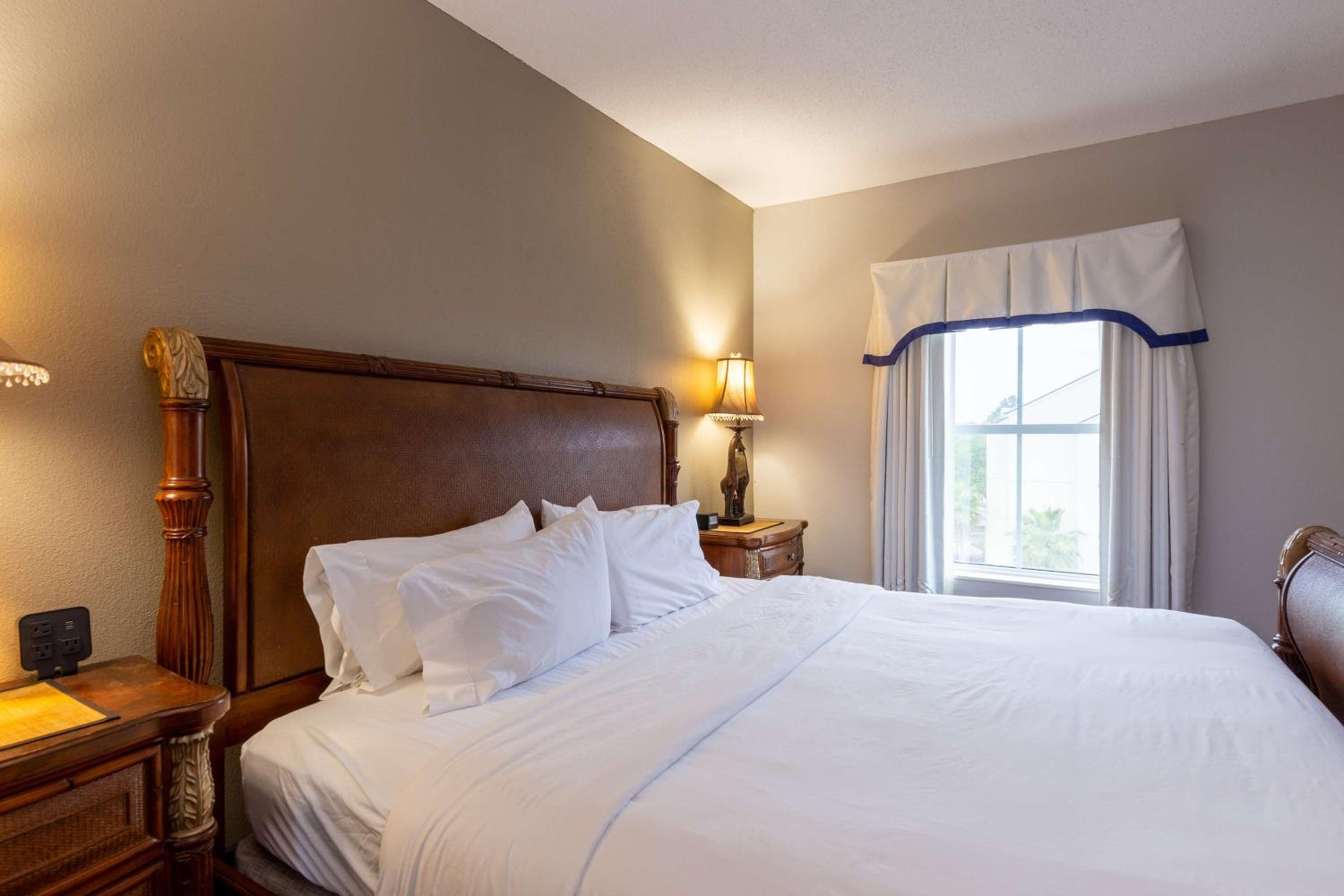 One-Bedroom King Suite with Whirlpool - Non-Smoking  - Photo 8