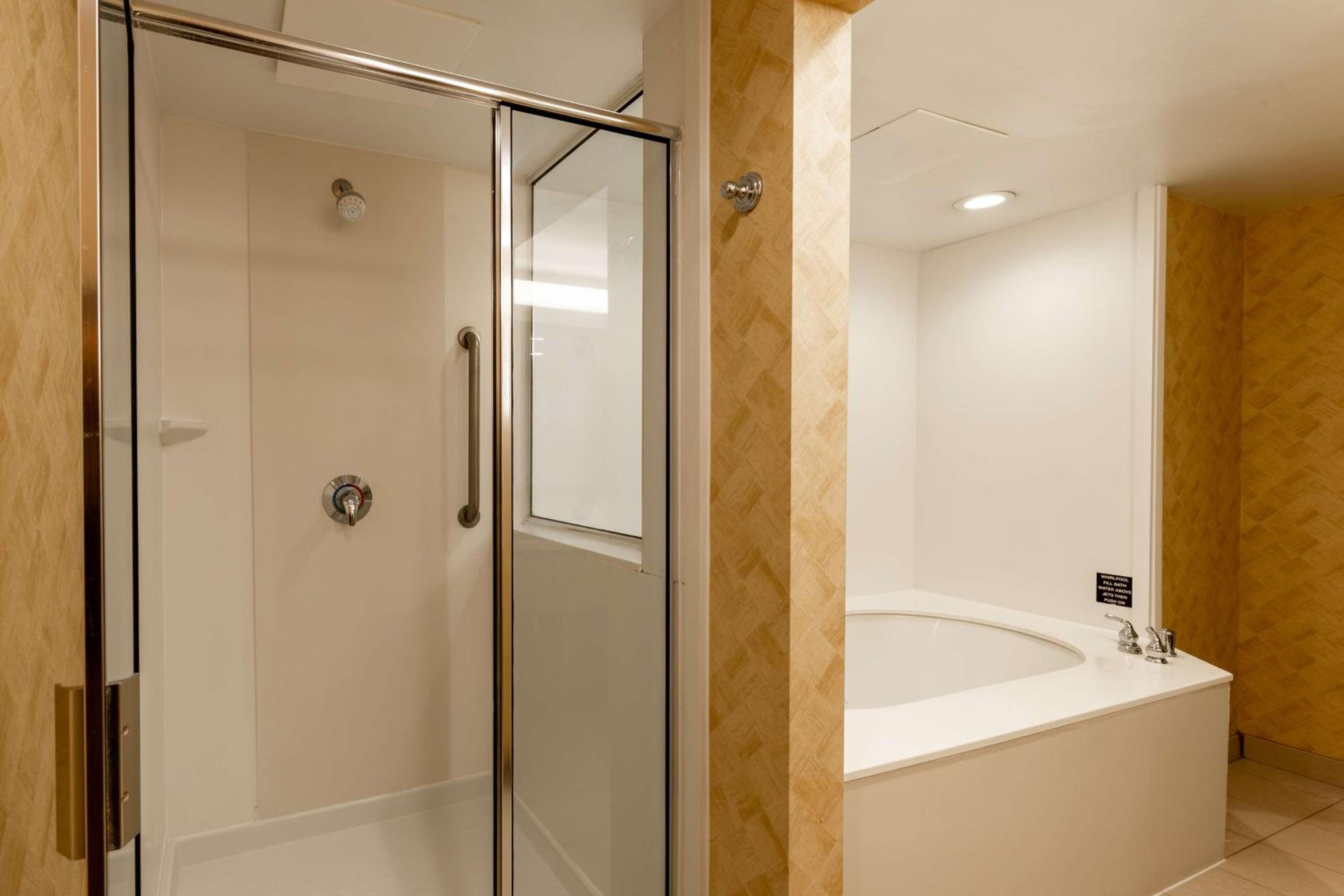 One-Bedroom King Suite with Whirlpool - Non-Smoking  - Photo 6