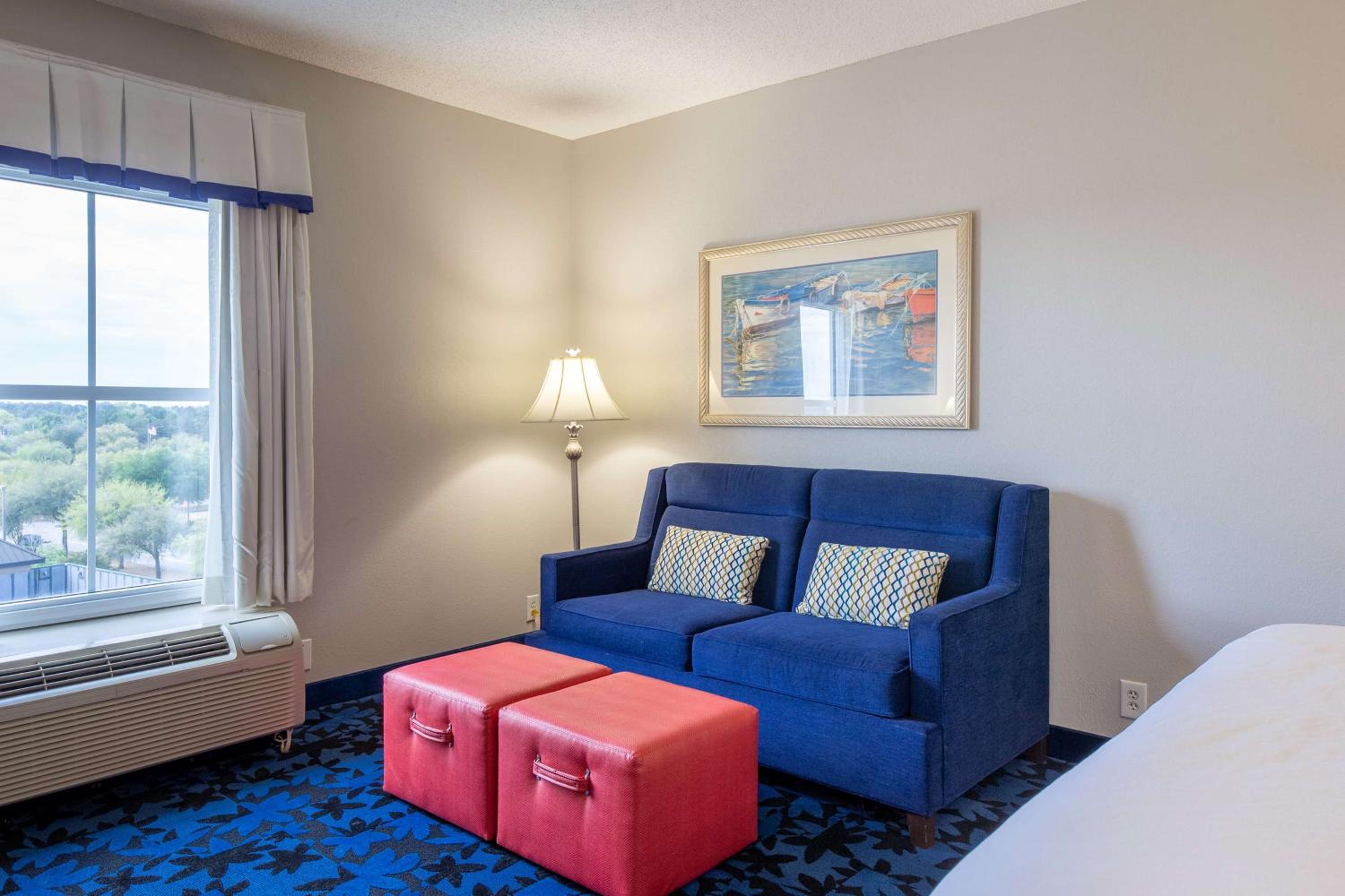 King Studio Suite with Whirlpool - Non-Smoking - Photo 4