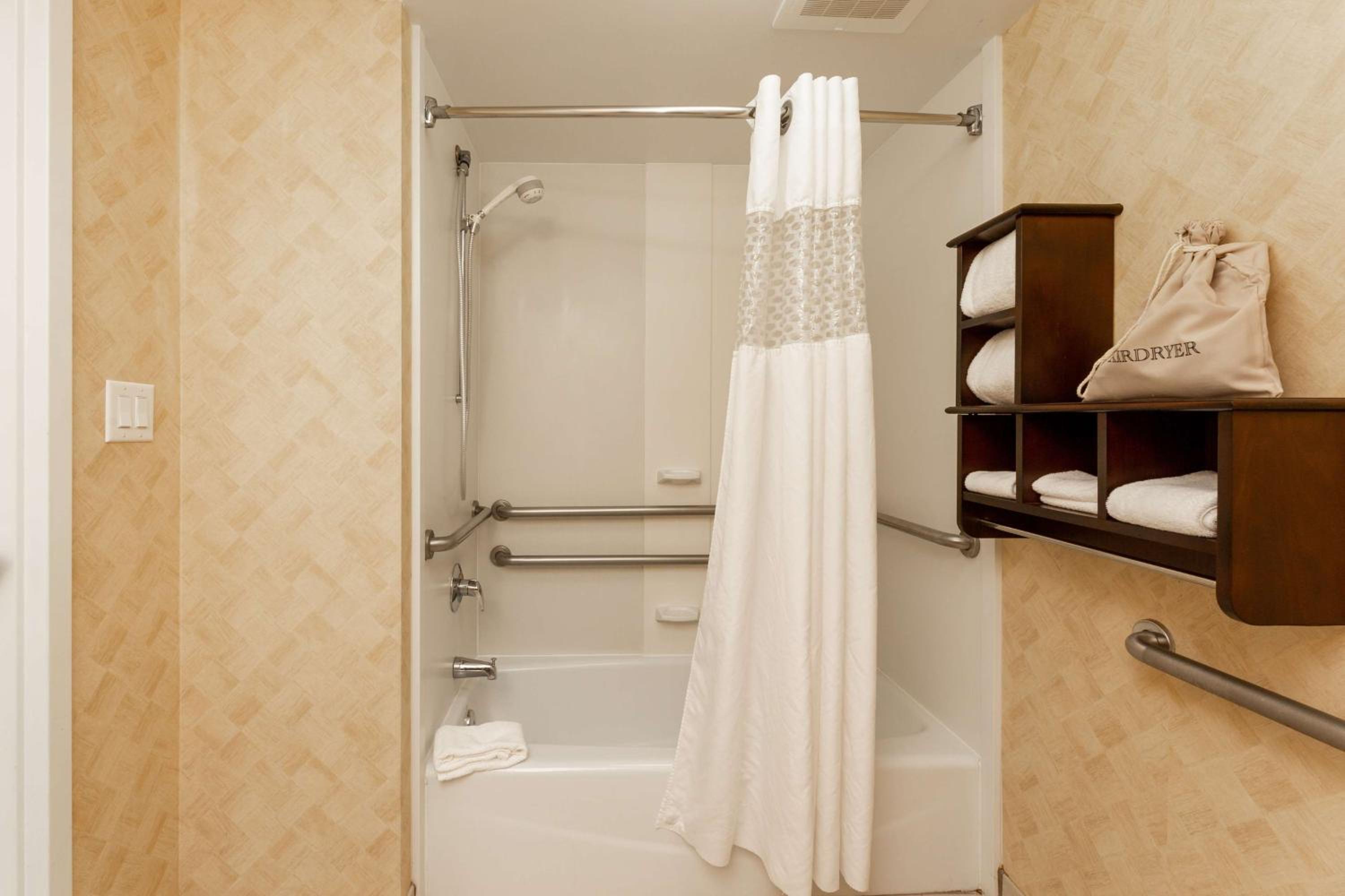 King Room with Accessible Tub - Mobility and Hearing Access/Non-Smoking - Photo 2