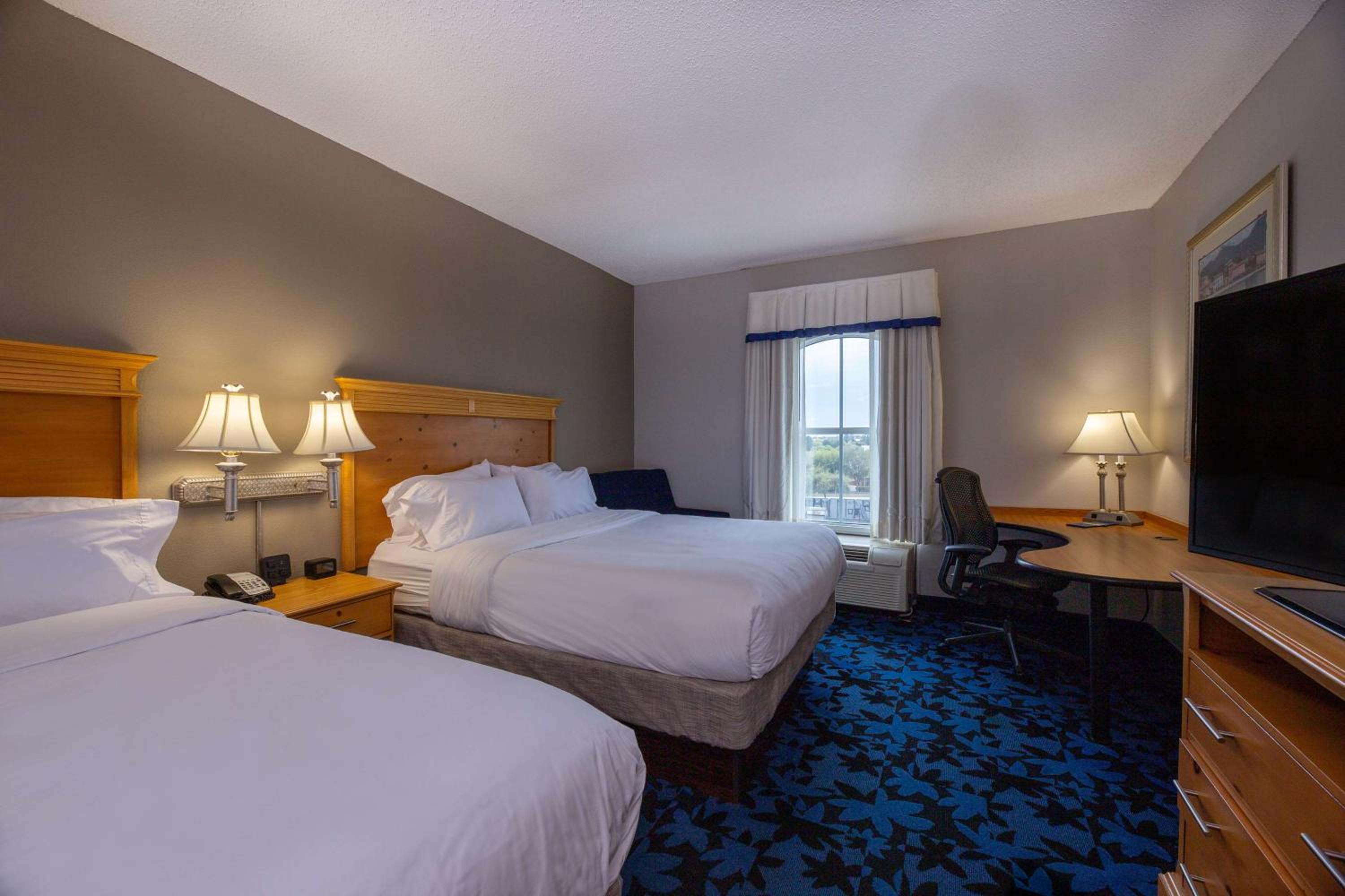 Room with Two Queen Beds - Non-Smoking - Photo 1