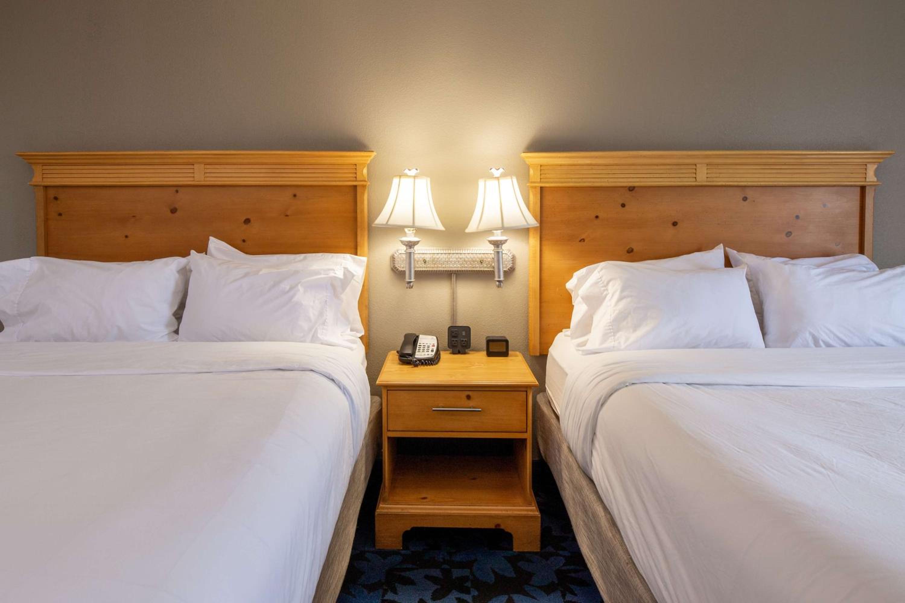 Room with Two Queen Beds - Non-Smoking - Photo 3