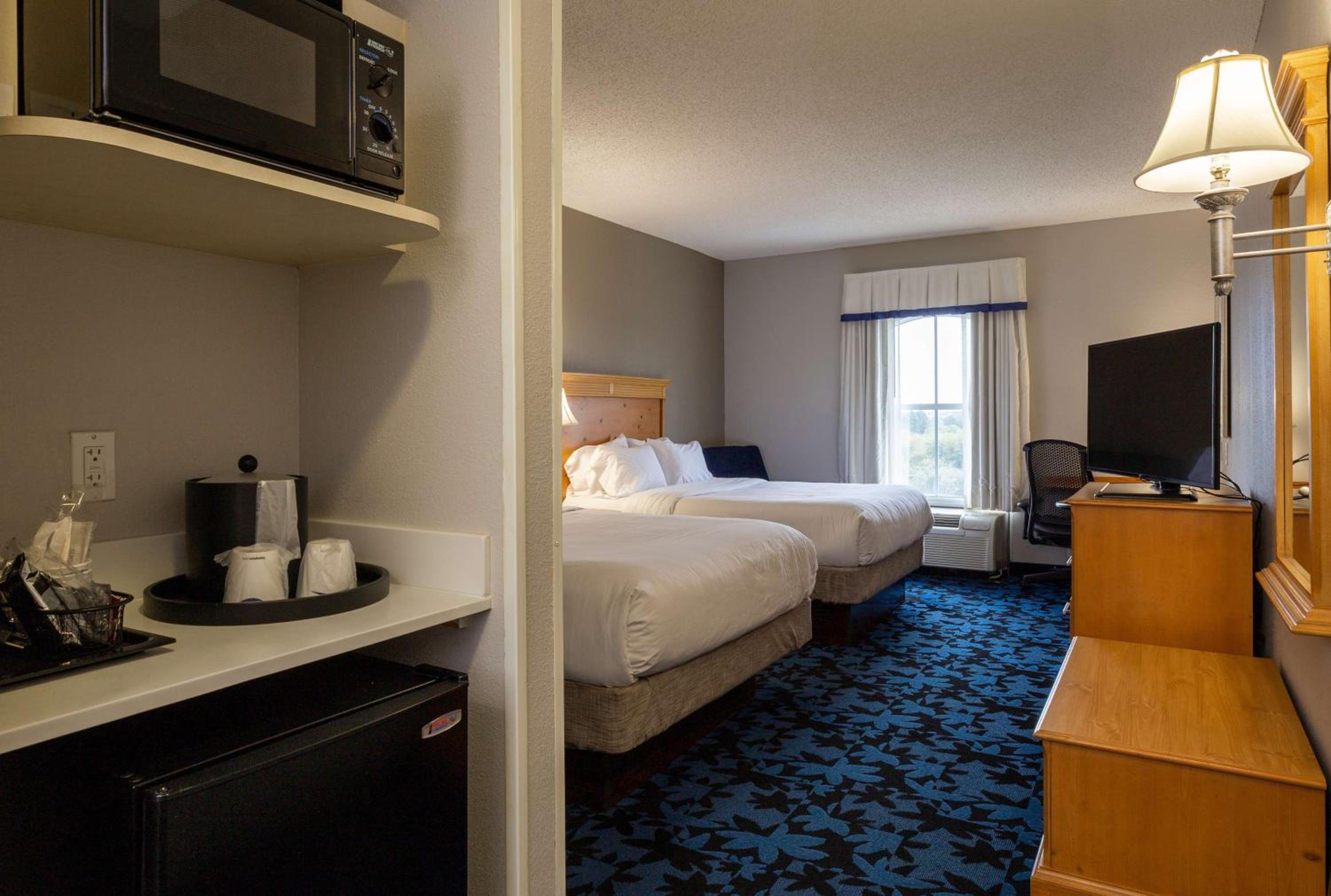 Room with Two Queen Beds - Non-Smoking - Photo 4