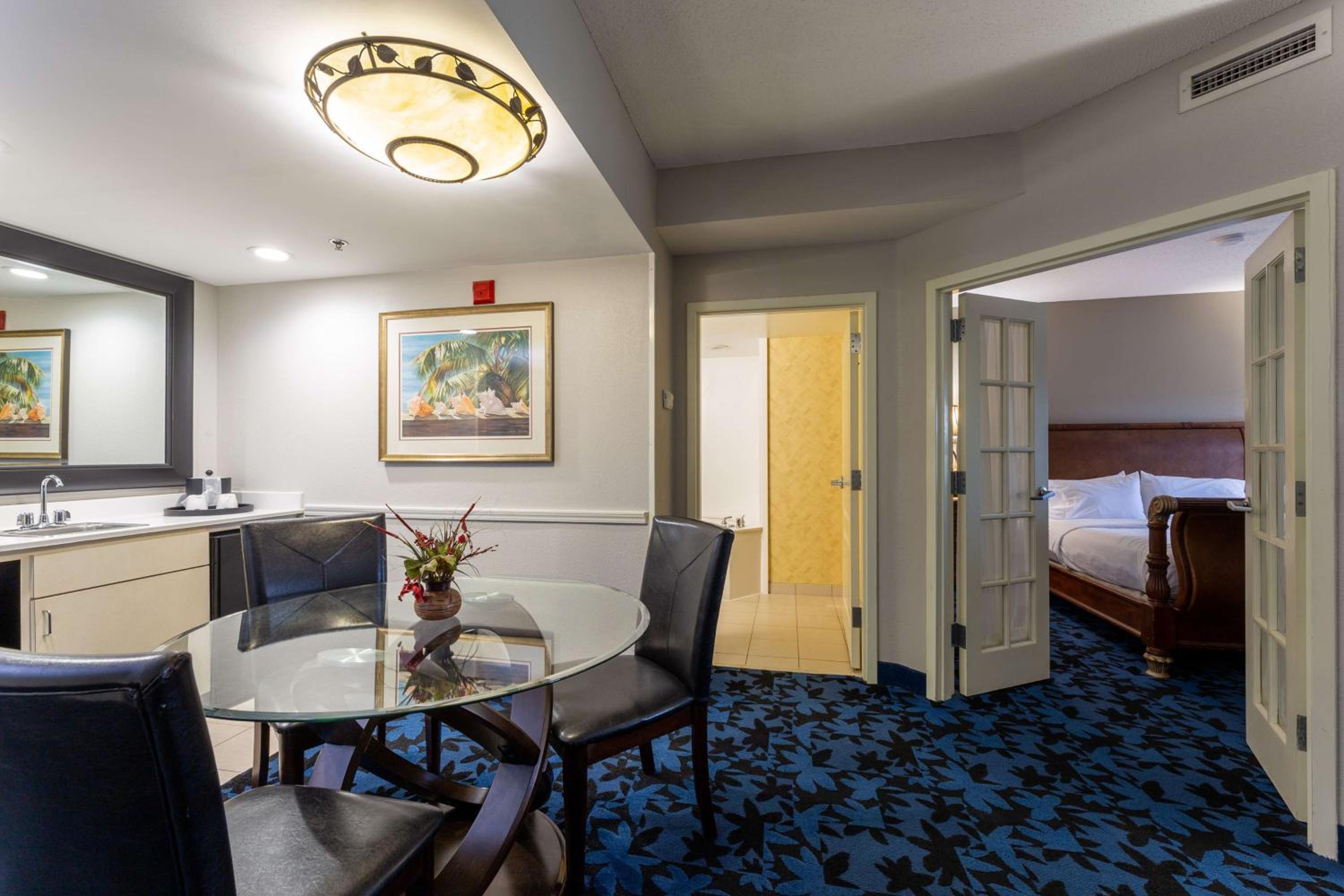 One-Bedroom King Suite with Whirlpool - Non-Smoking  - Photo 2