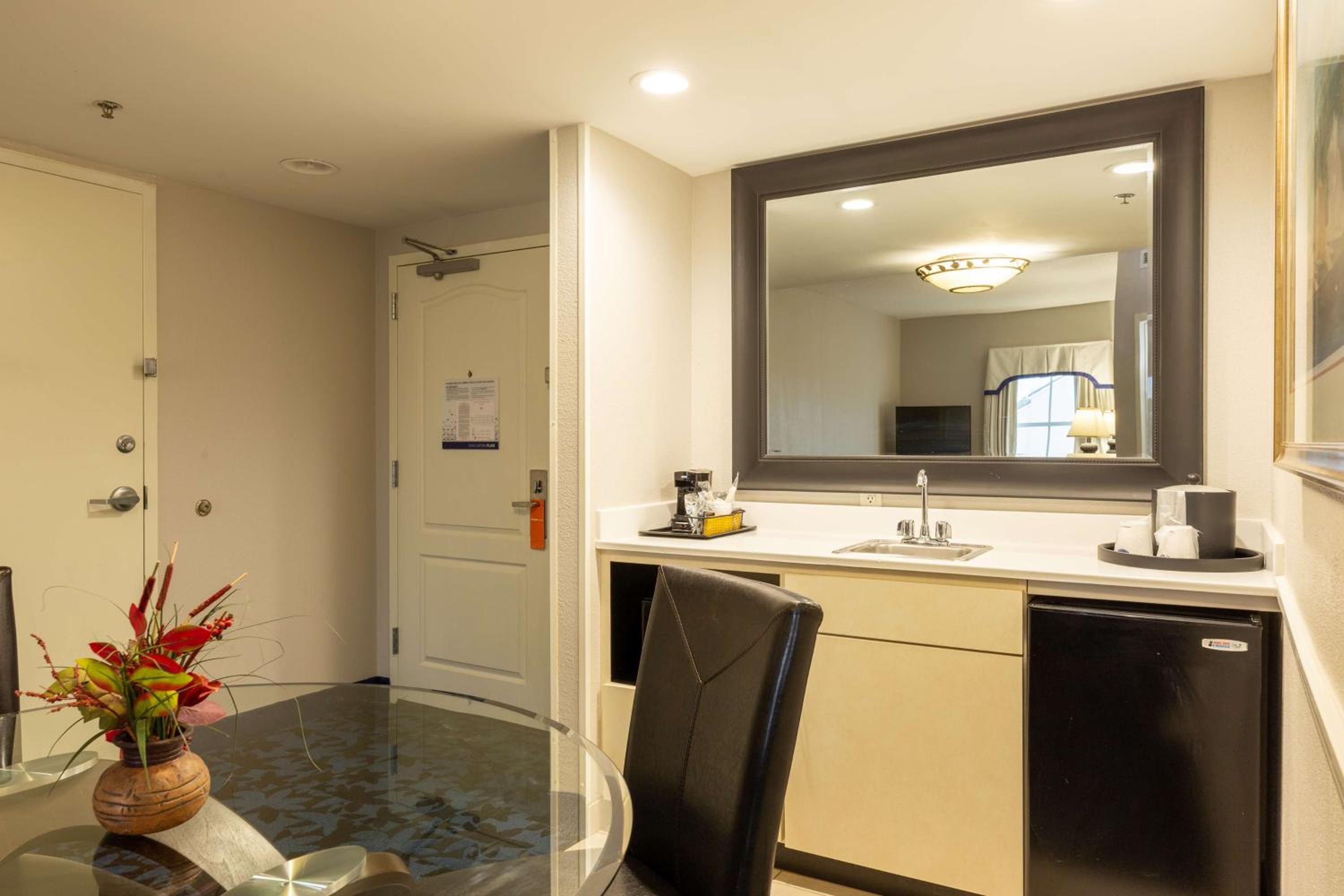 One-Bedroom King Suite with Whirlpool - Non-Smoking  - Photo 3