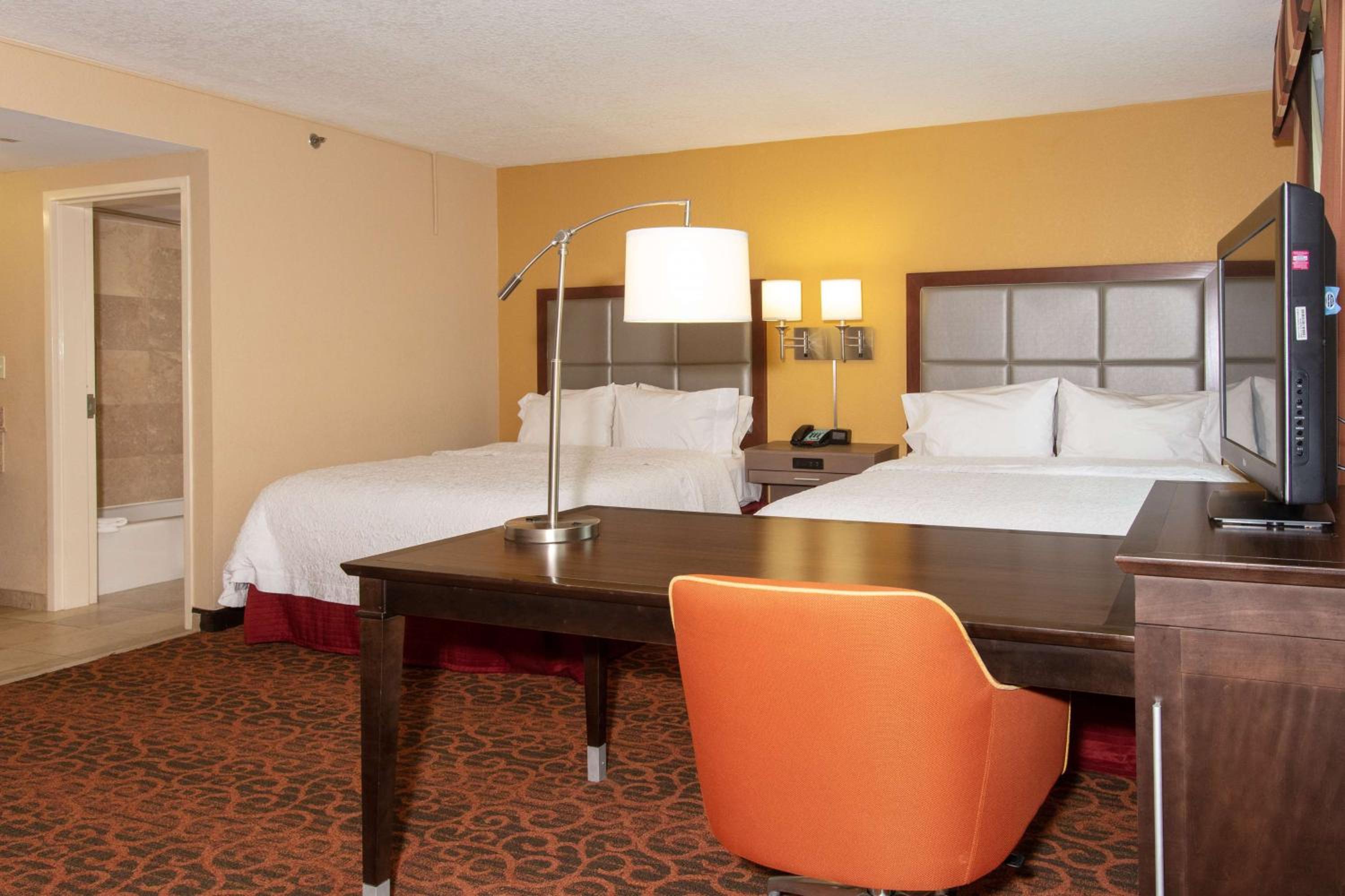 Studio with Two Queen Beds and Bath Tub - Mobility and Hearing Access/Non-Smoking - Photo 4