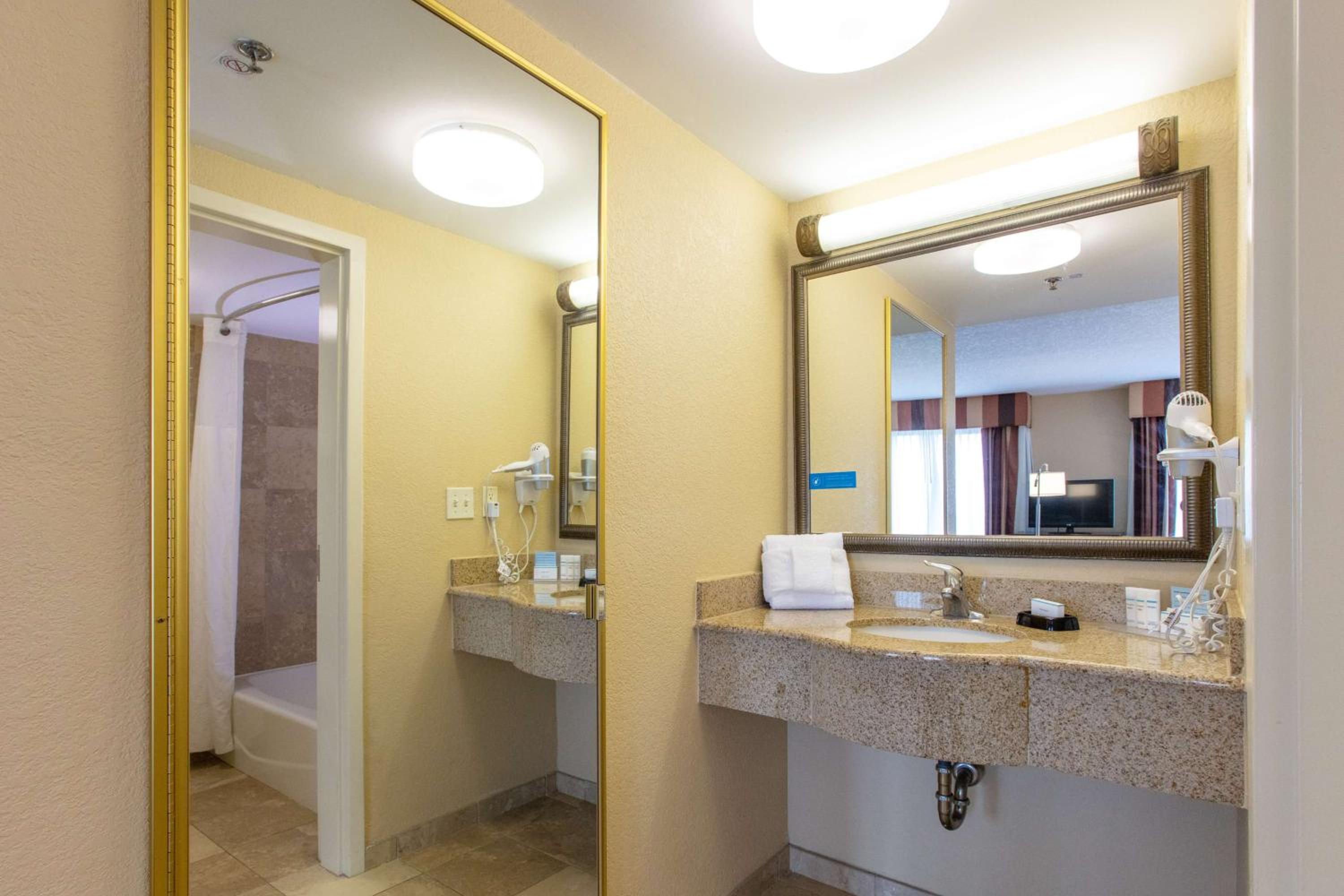 Studio with Two Queen Beds and Bath Tub - Mobility and Hearing Access/Non-Smoking - Photo 2