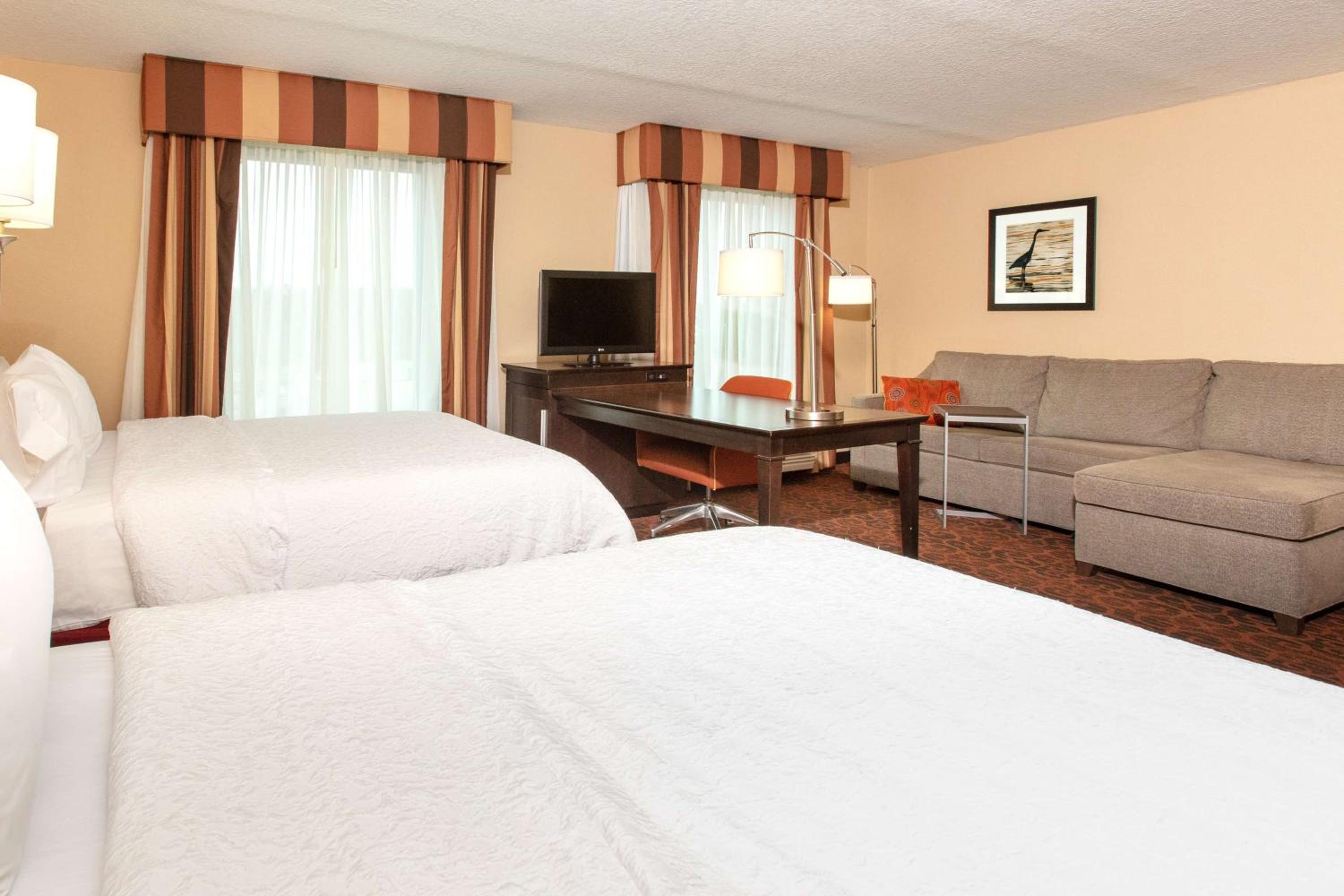Studio with Two Queen Beds and Bath Tub - Mobility and Hearing Access/Non-Smoking - Photo 3