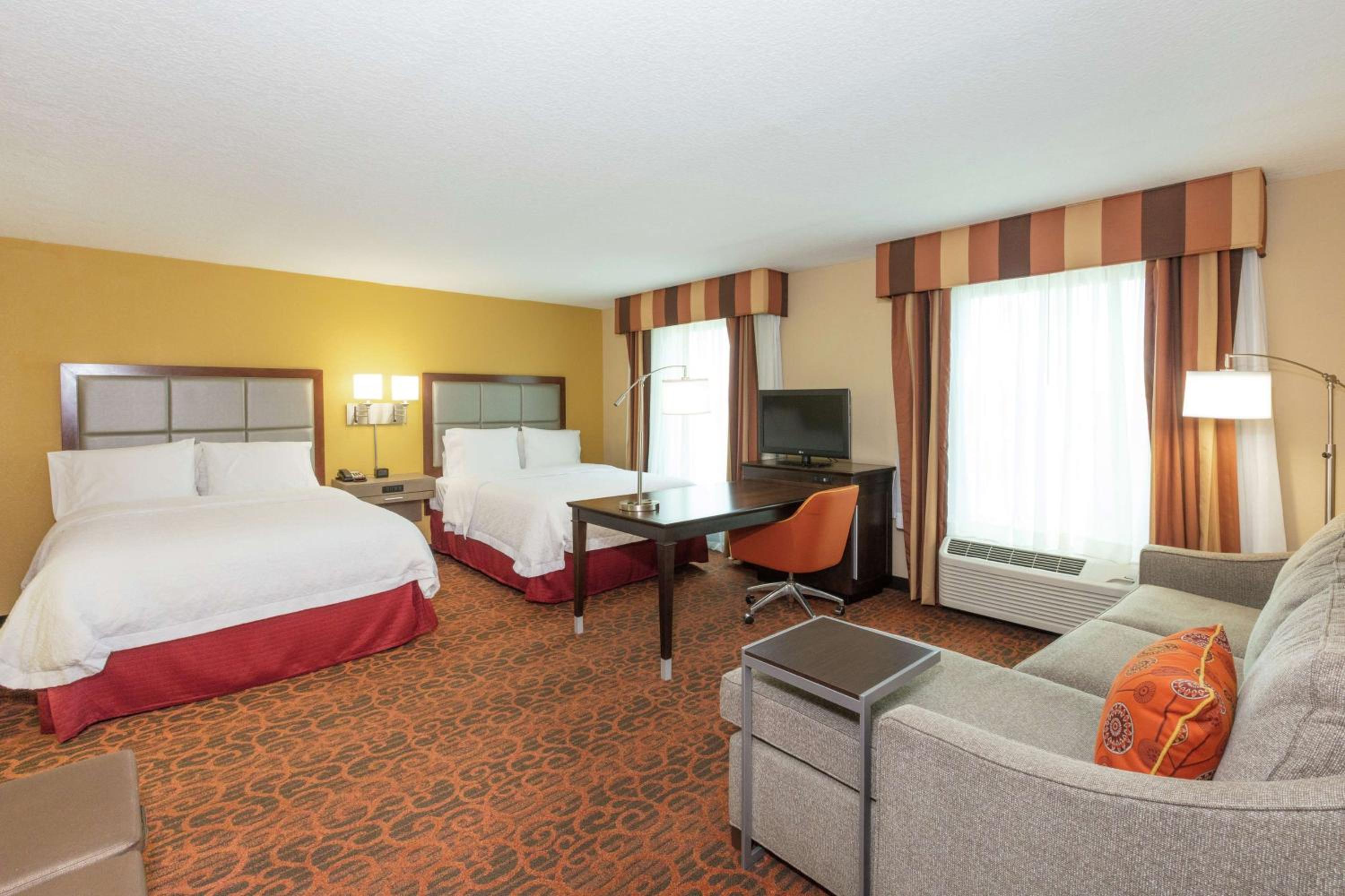 Queen Studio Suite with Two Queen Beds and Sofa Bed - Non-Smoking - Photo 4