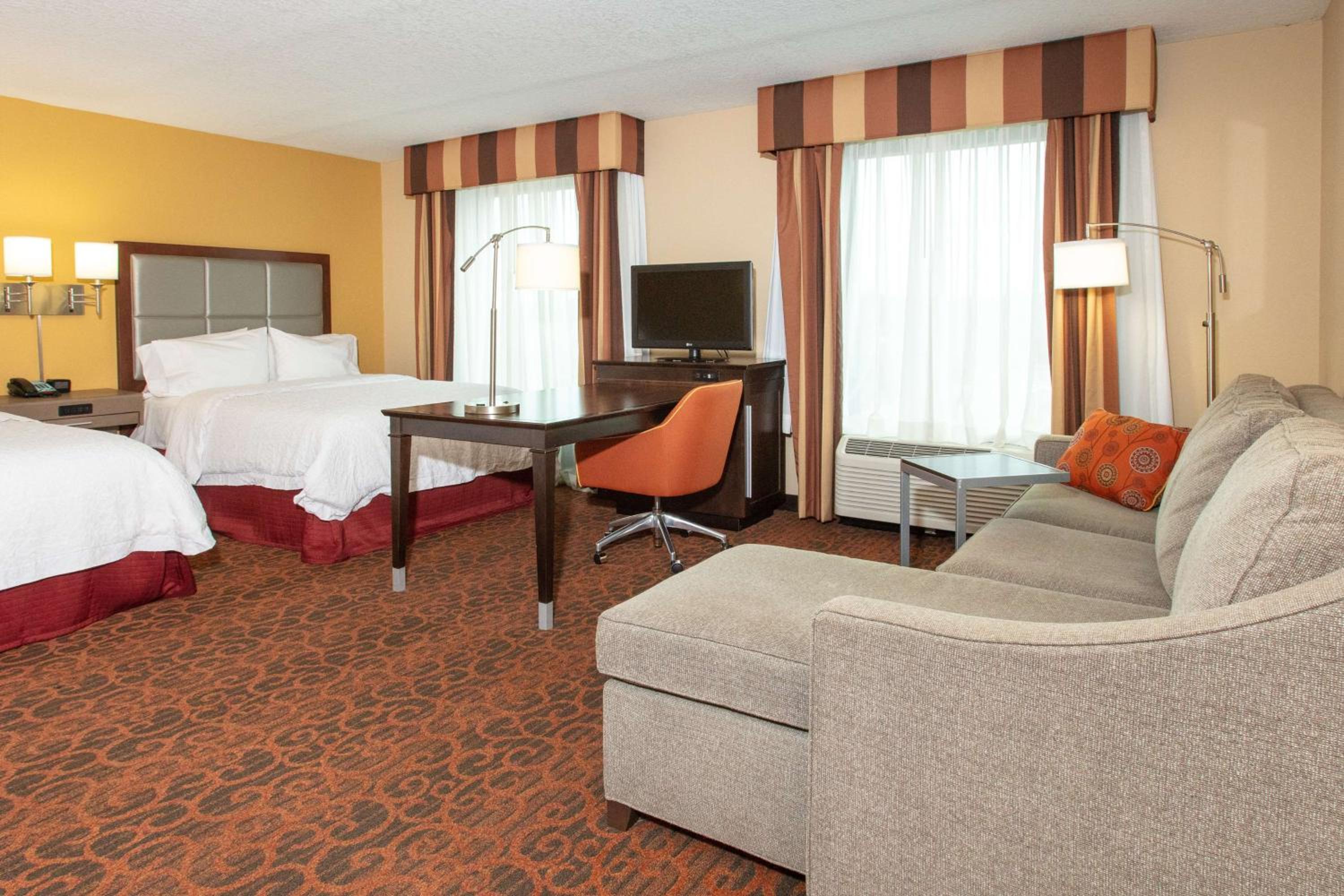 Studio with Two Queen Beds and Bath Tub - Mobility and Hearing Access/Non-Smoking - Photo 5