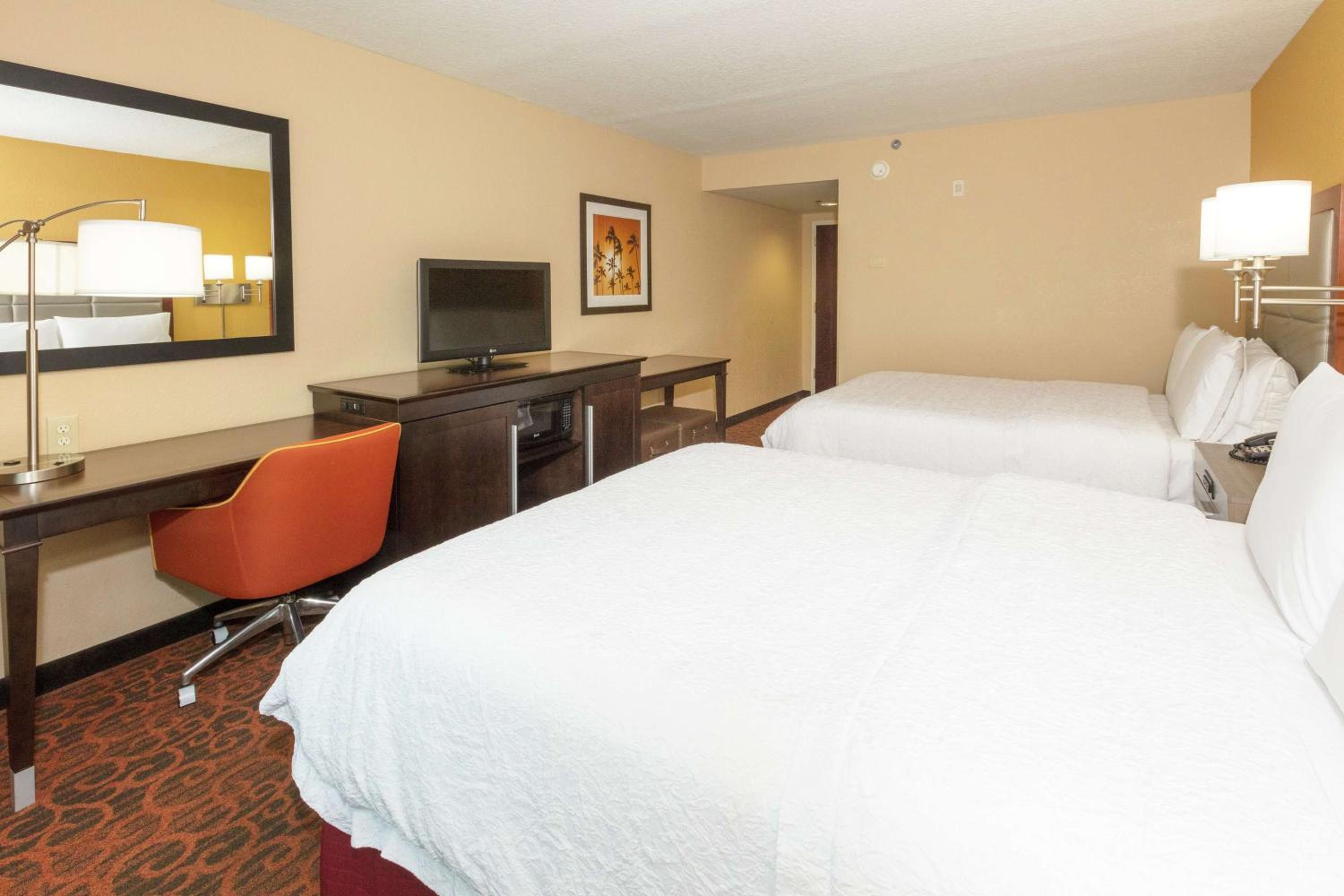 Room with Two Queen Beds - Non-Smoking - Photo 3