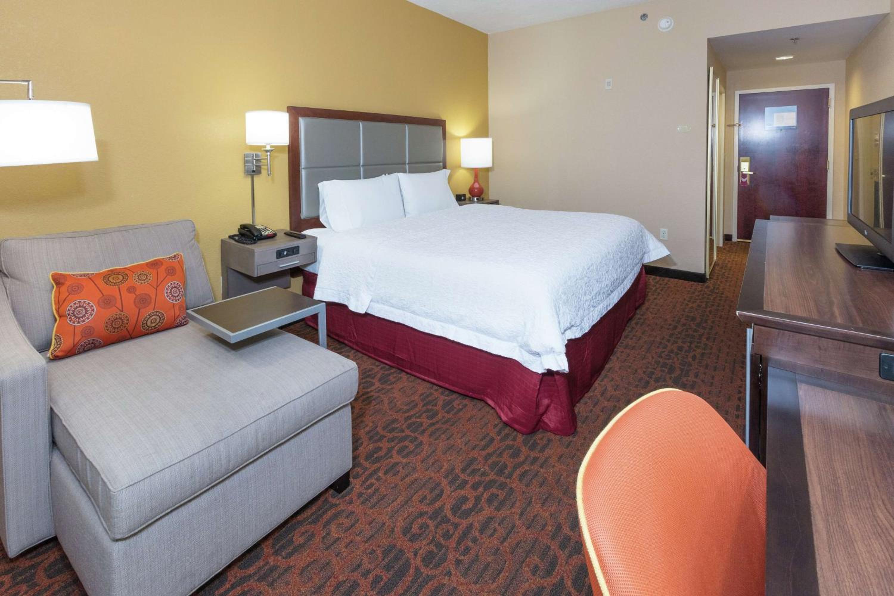 King Room with King Bed - Non-Smoking - Photo 5