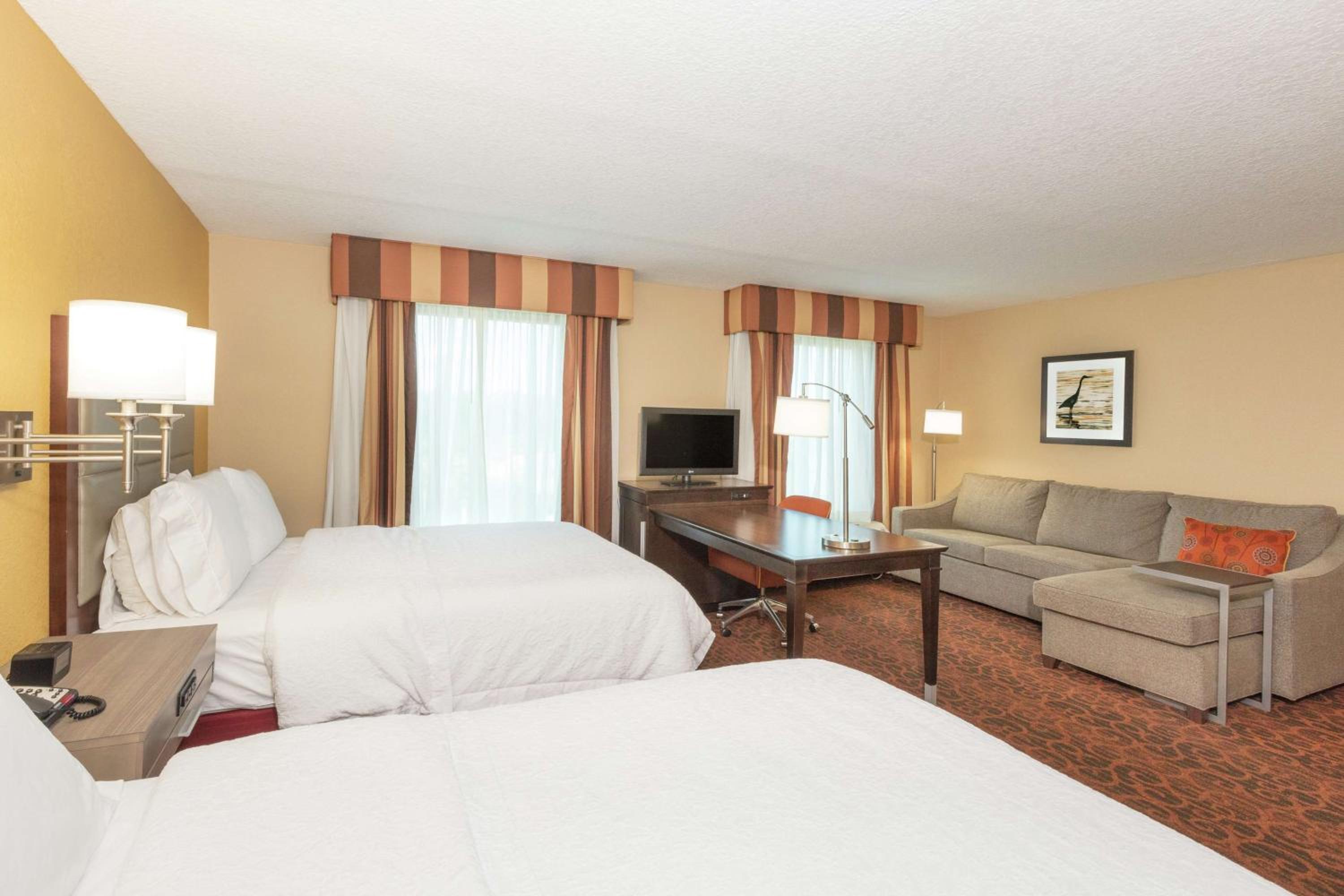Queen Studio Suite with Two Queen Beds and Sofa Bed - Non-Smoking - Photo 3