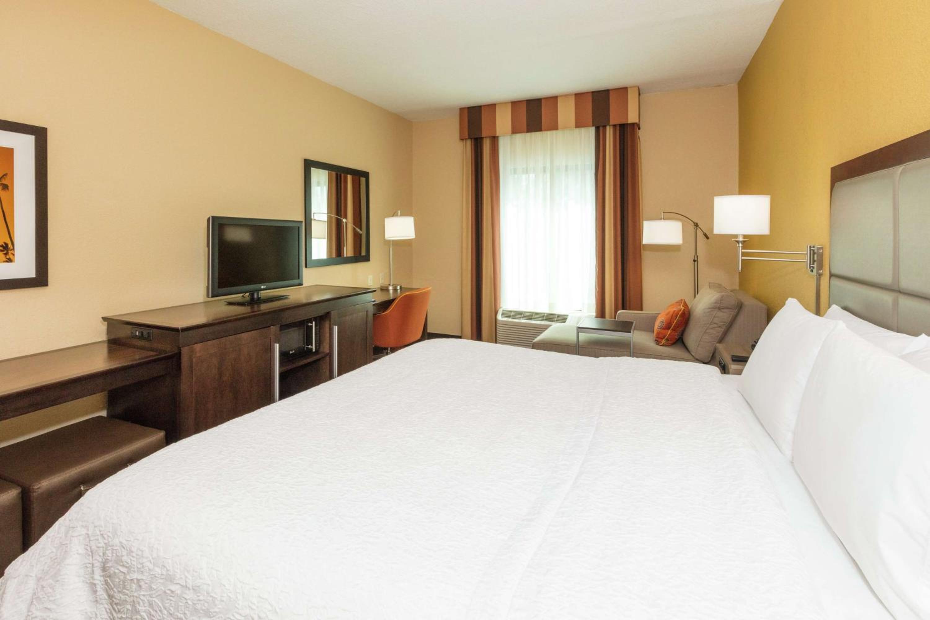 King Room with King Bed - Non-Smoking - Photo 4