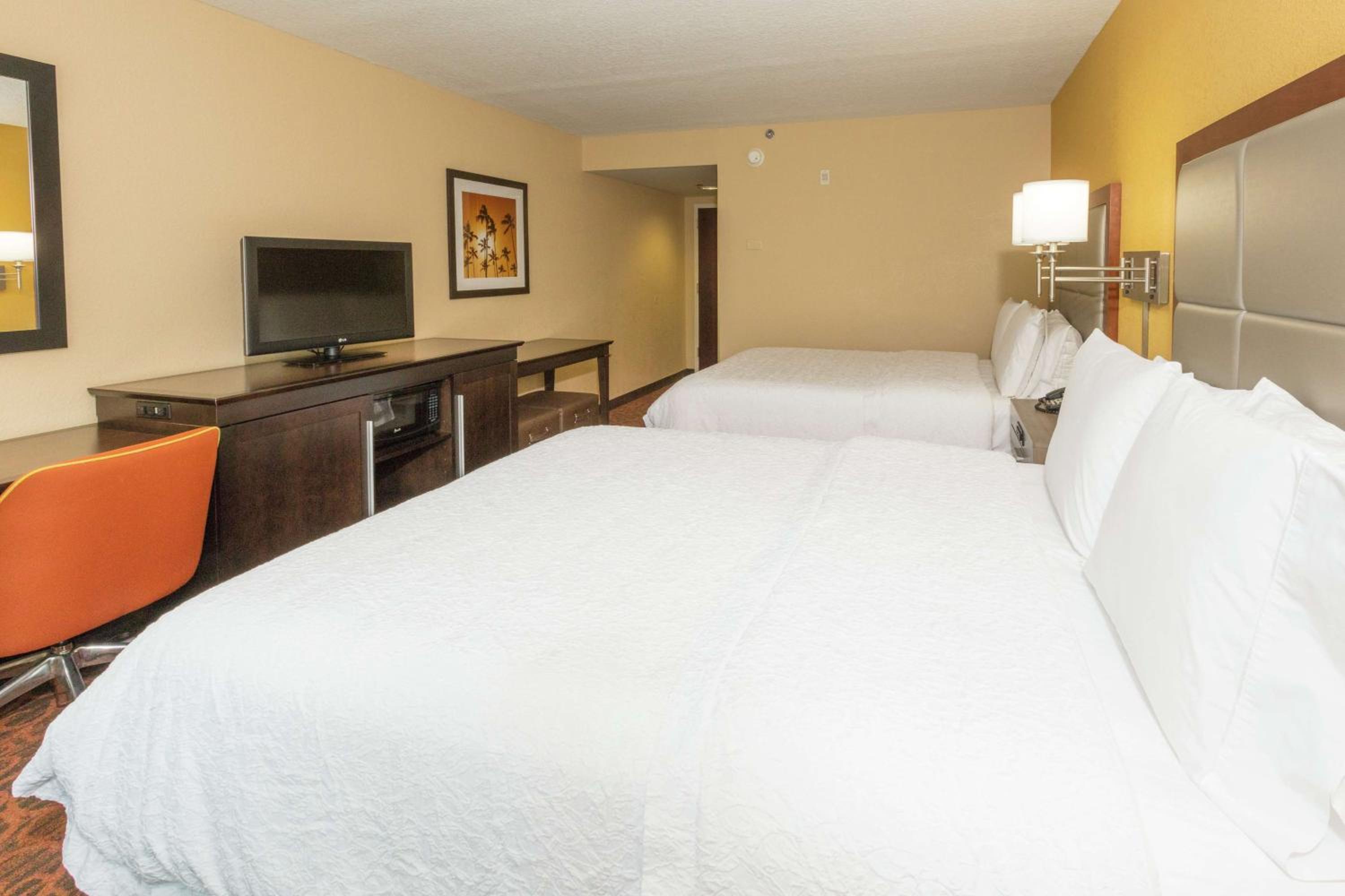 Room with Two Queen Beds - Non-Smoking - Photo 4