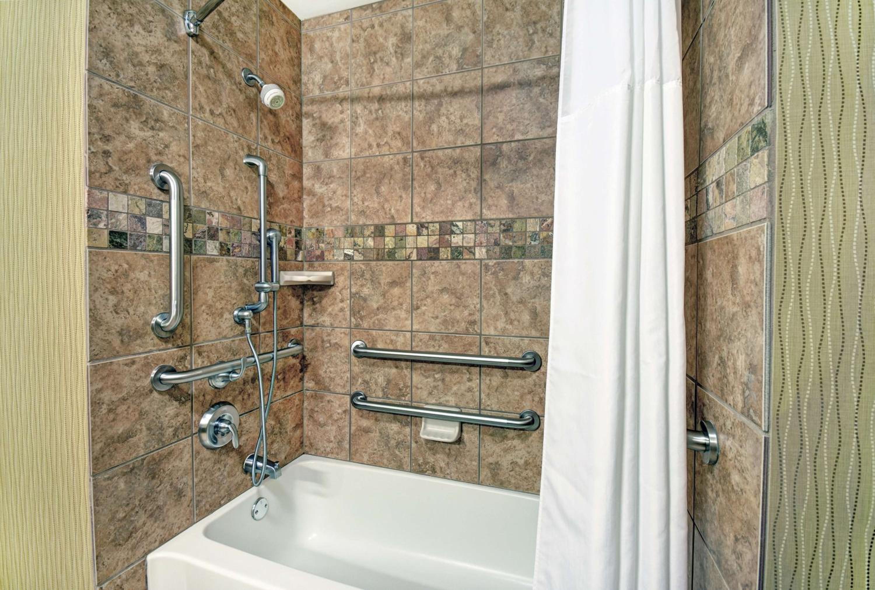 Queen Room with Two Queen Beds - Mobility and Hearing Access/Non-Smoking photo 2