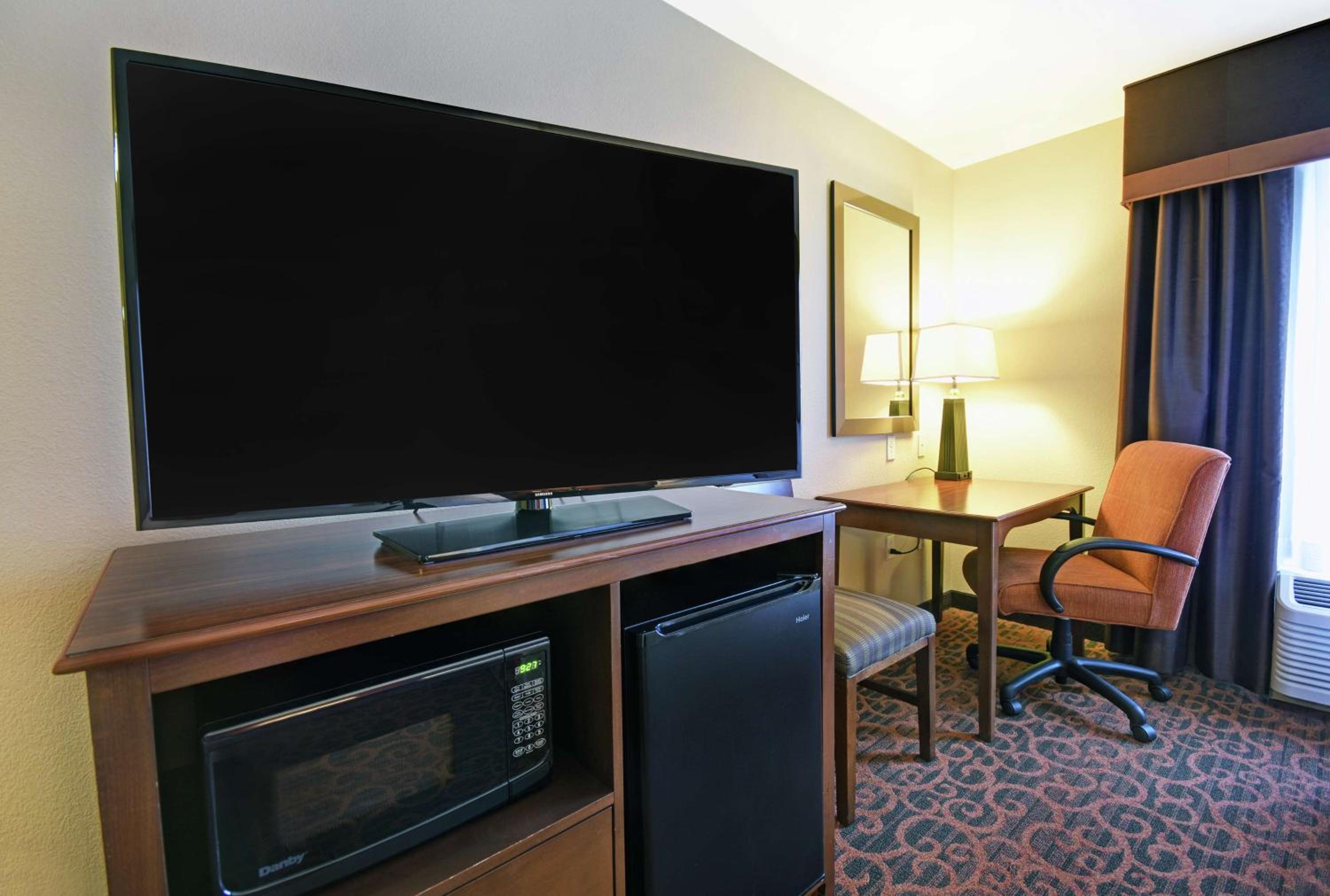 Queen Room with Two Queen Beds - Hearing Access/Non-Smoking photo 3