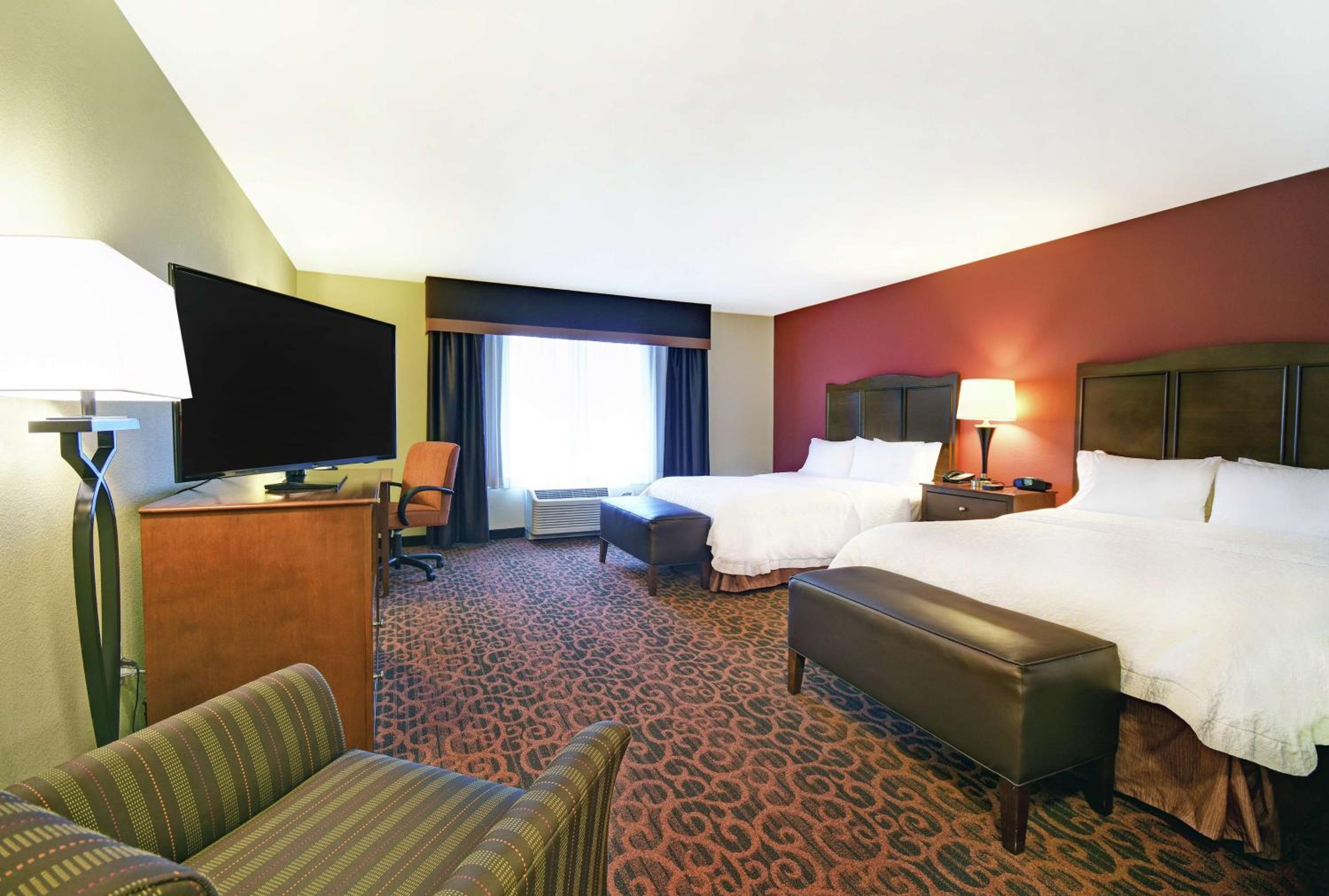 Queen Room with Two Queen Beds - Mobility and Hearing Access/Non-Smoking photo 3