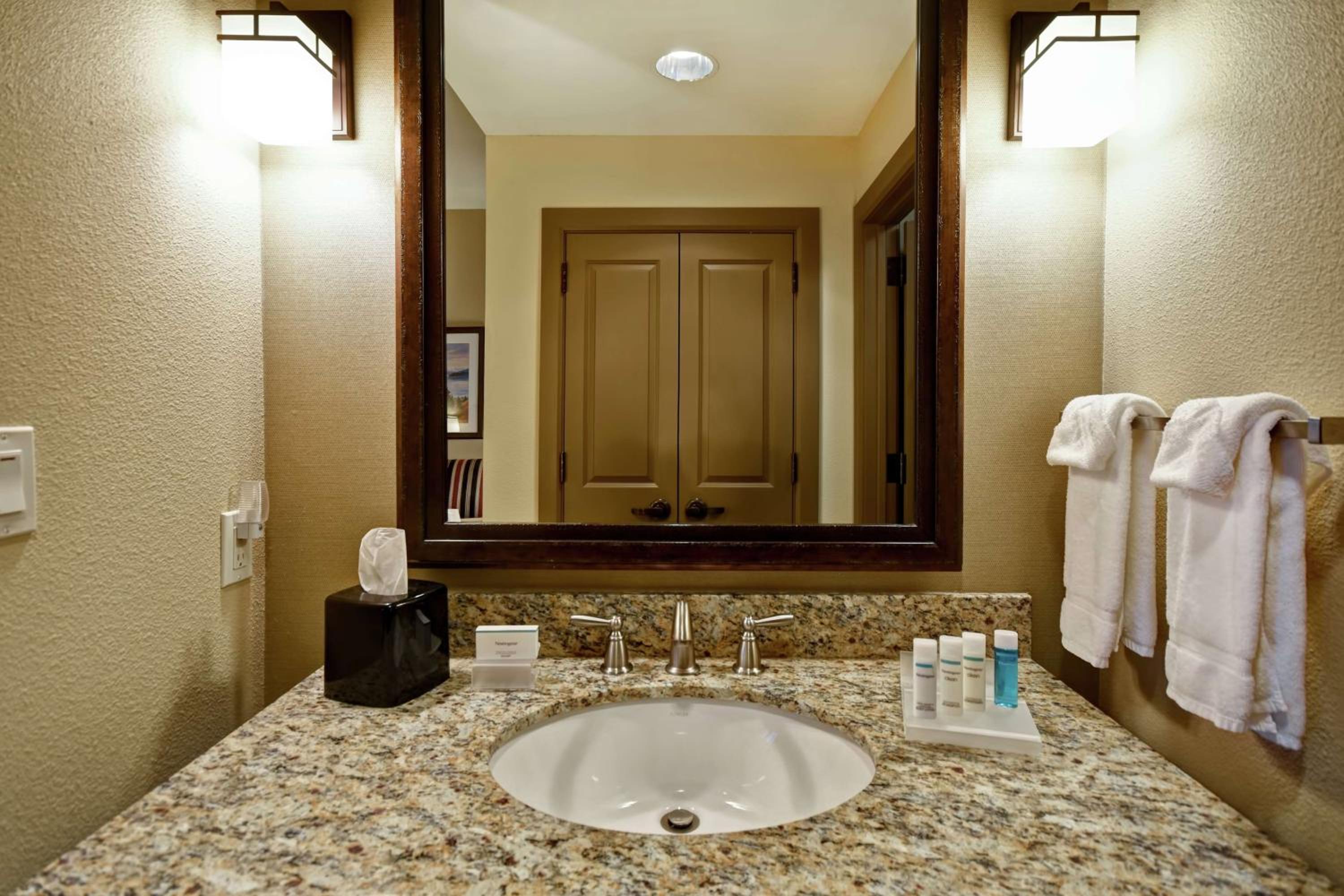 One-Bedroom King Suite - Non-Smoking photo 3
