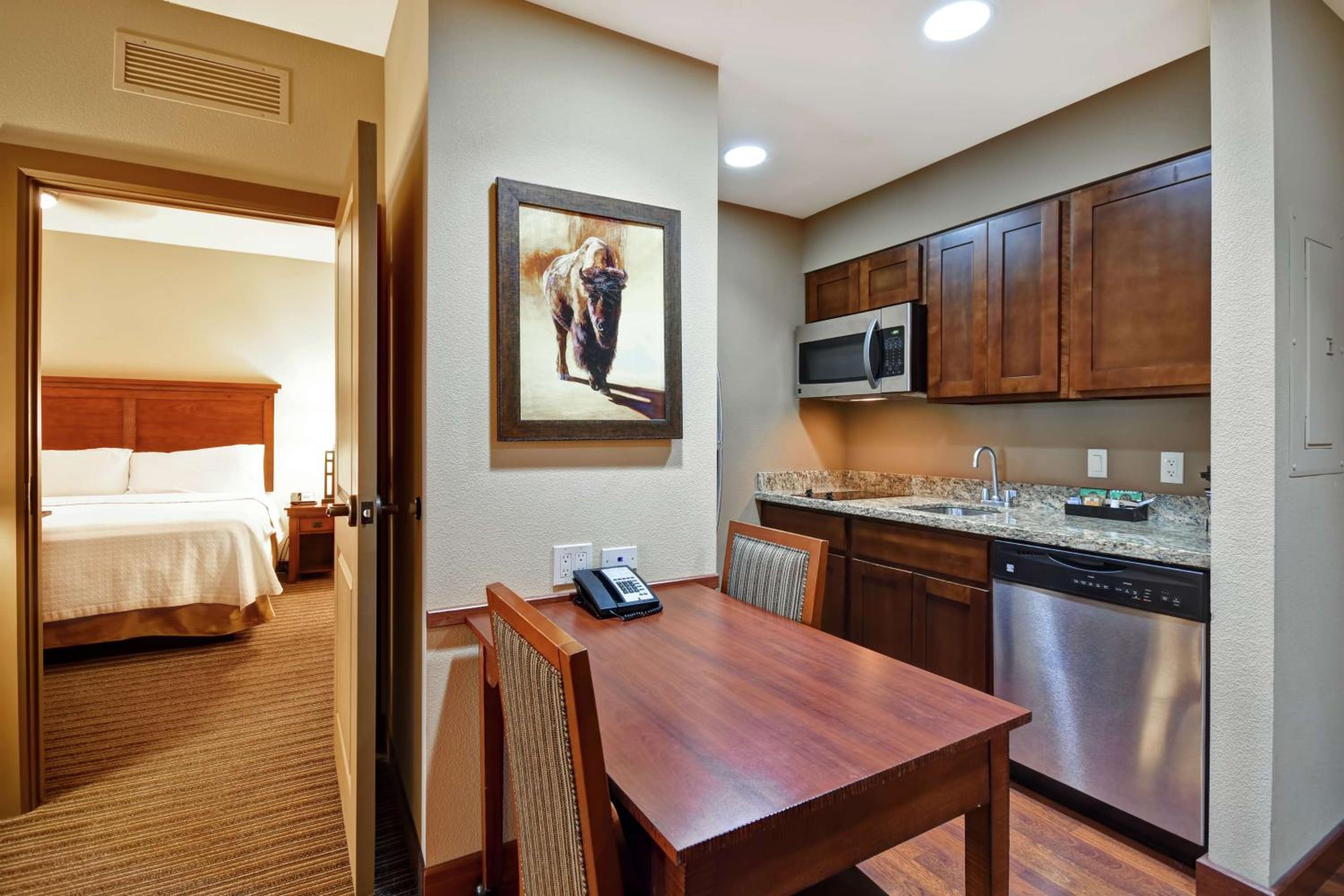 One-Bedroom Queen Suite with Two Queen Beds - Non-Smoking photo 3