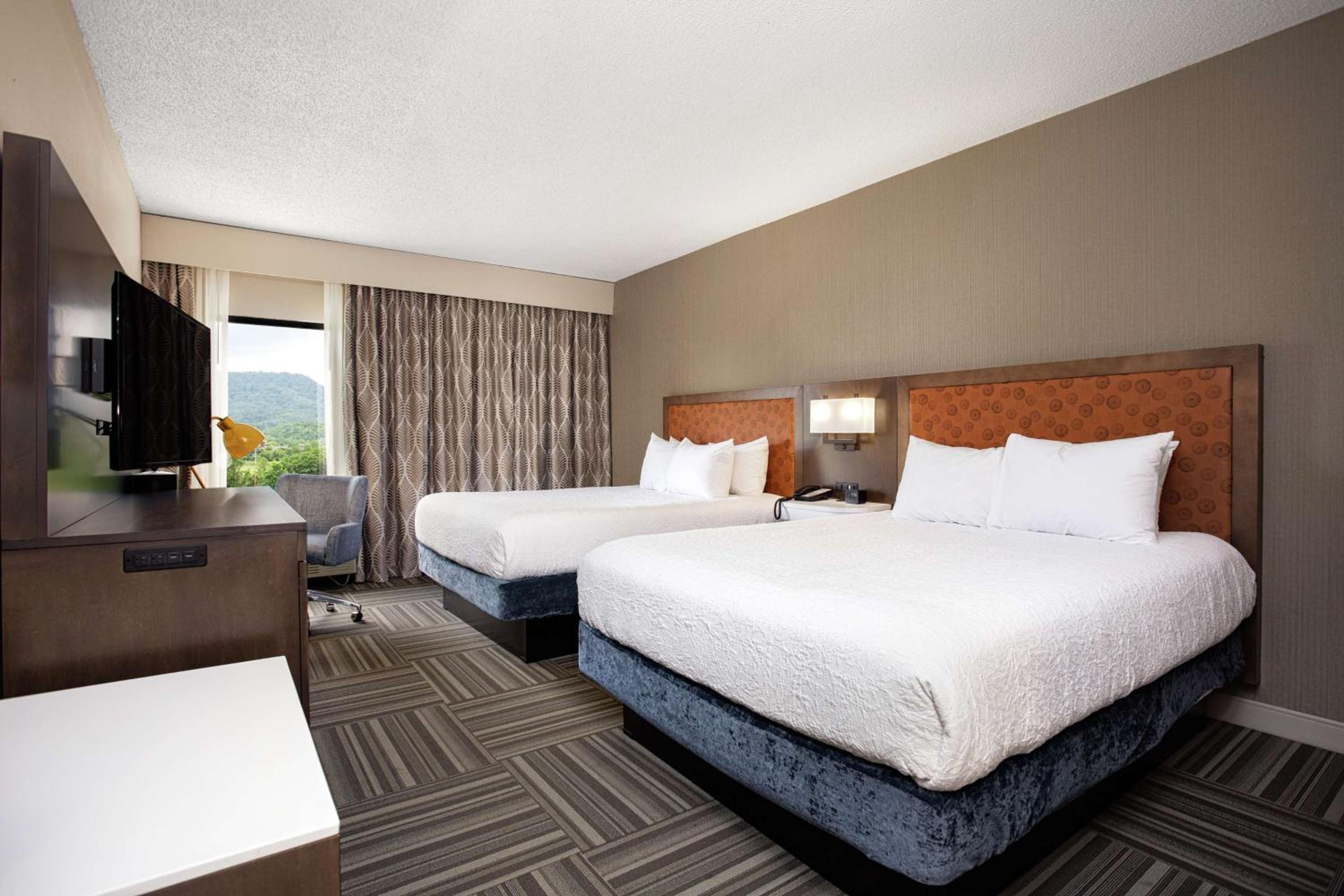 Room with Two Queen Beds - Non-Smoking - Photo 3