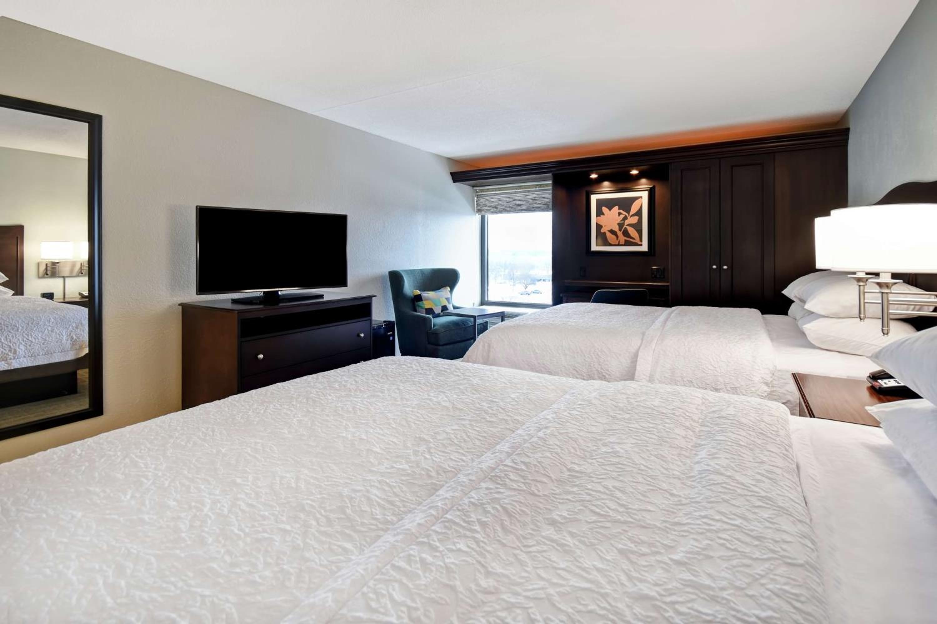 Room with Two Queen Beds - Non-Smoking - Photo 3