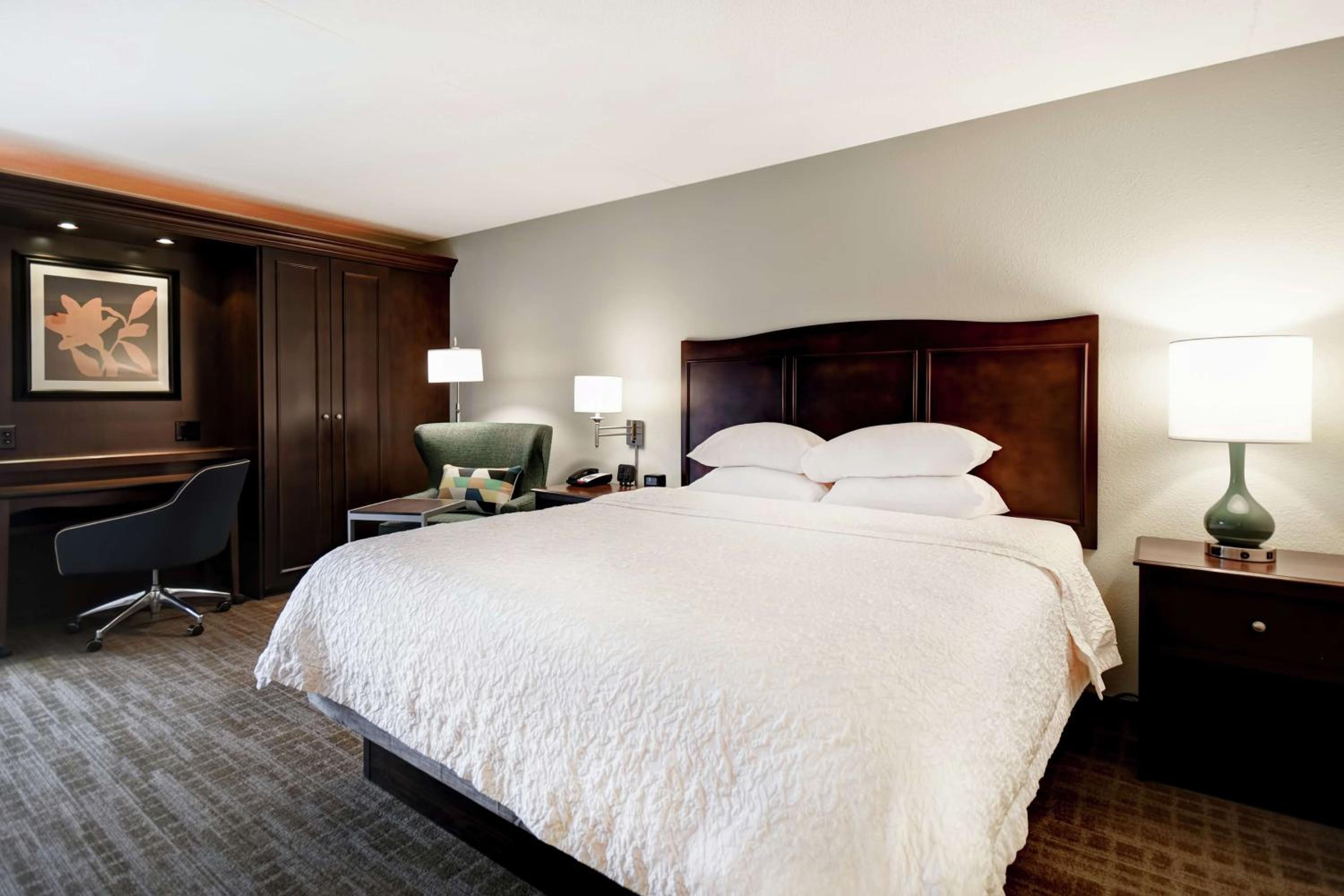 King Room with King Bed - Non-Smoking - Photo 1
