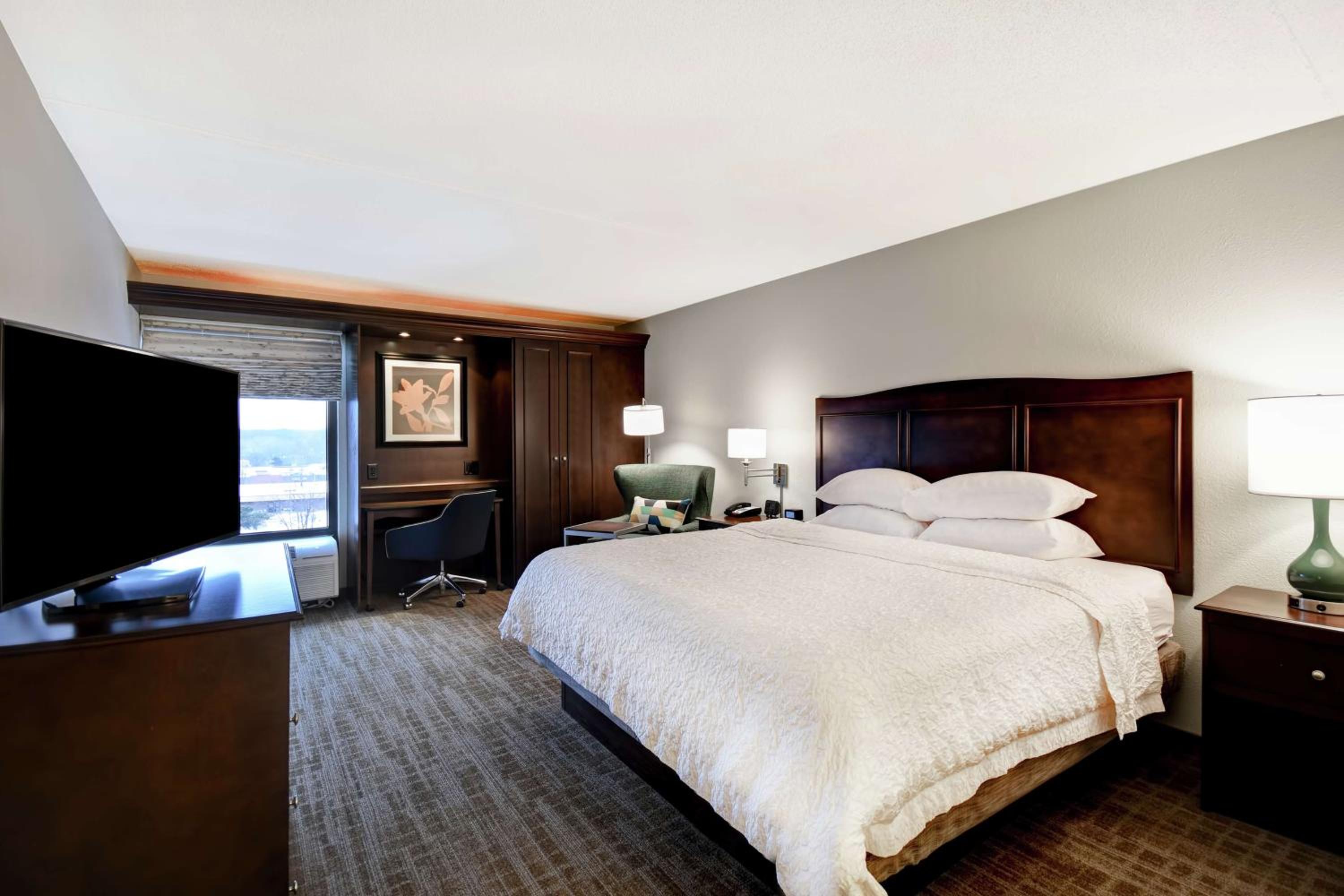 King Room with King Bed - Non-Smoking - Photo 2