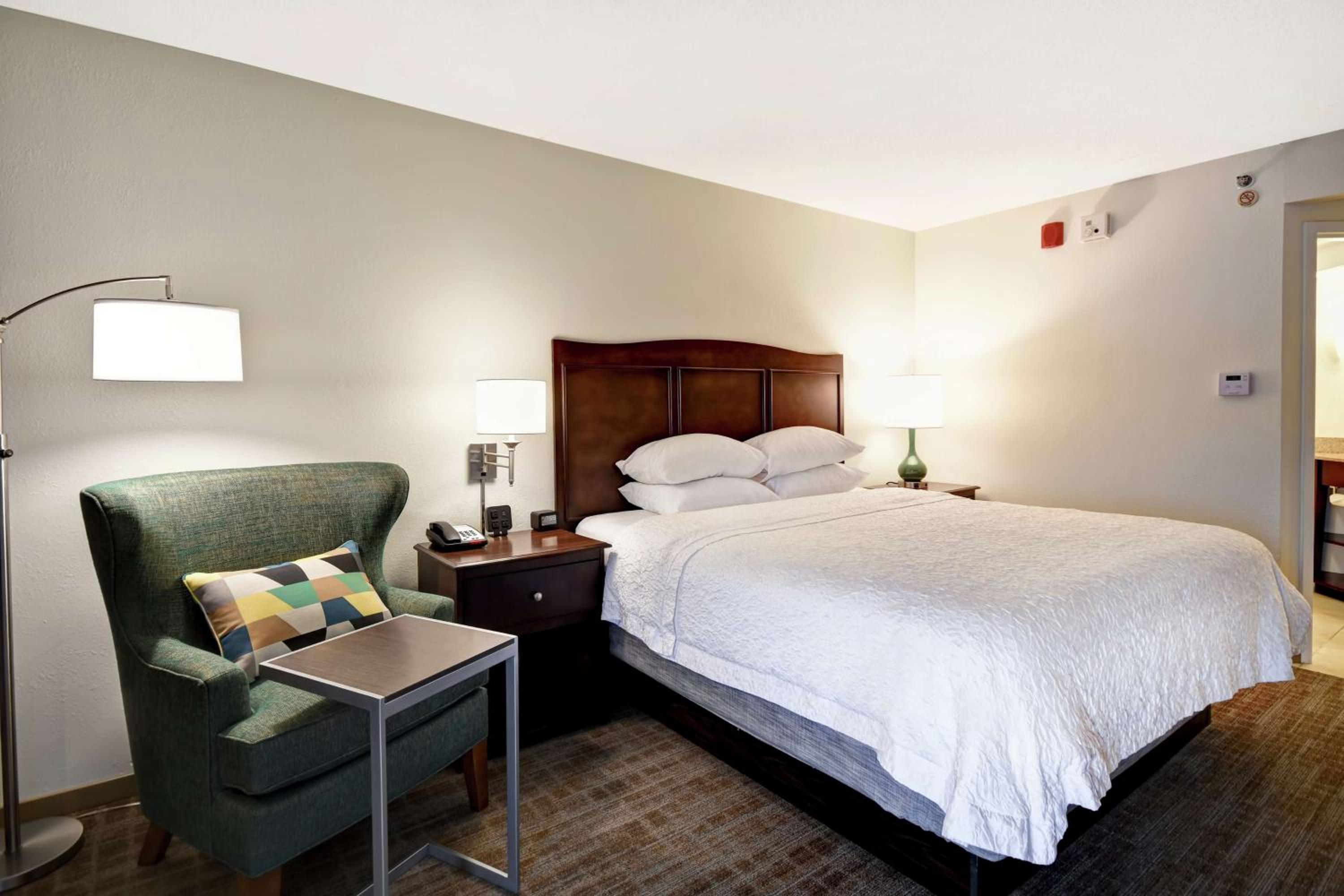Deluxe King Room - Non-Smoking - Photo 1