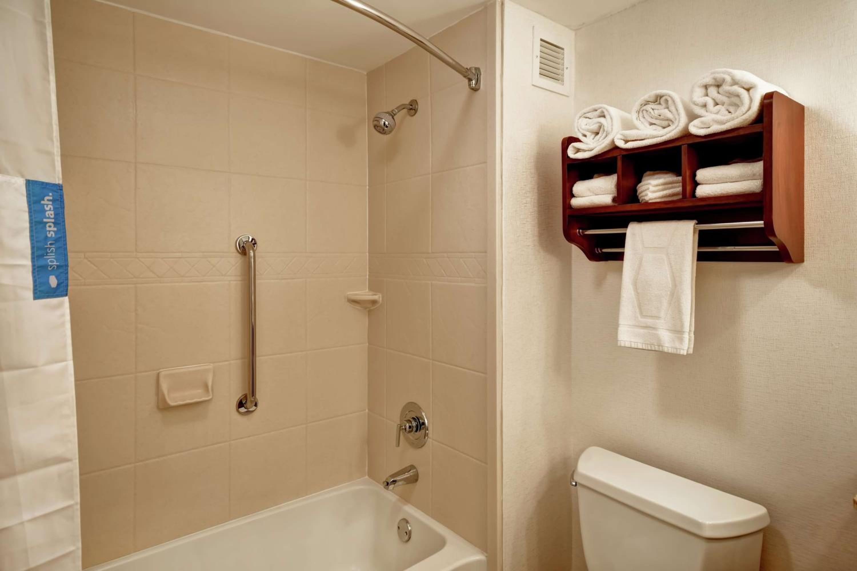 Room with Two Queen Beds - Non-Smoking - Photo 5