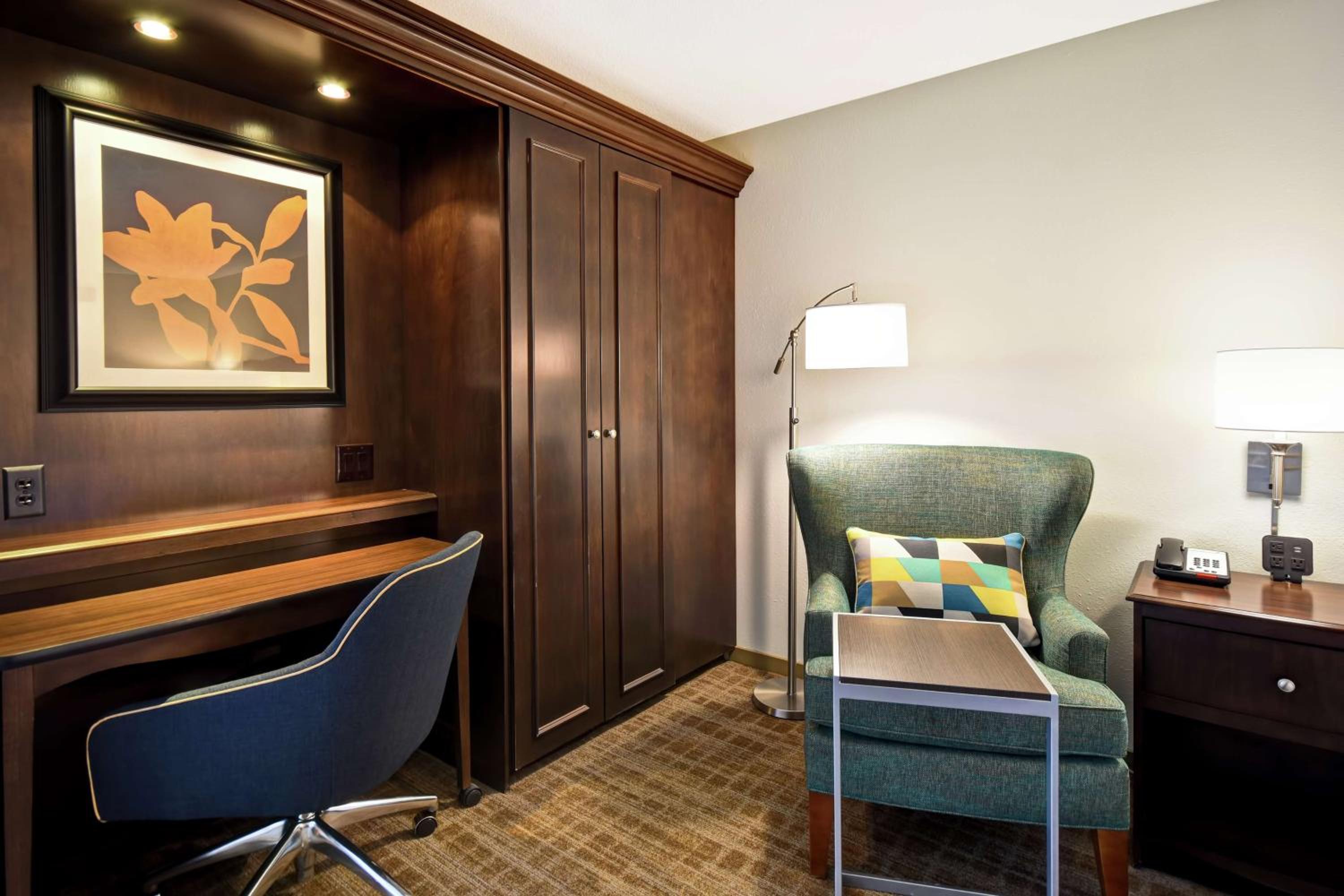 Deluxe King Room - Non-Smoking - Photo 2