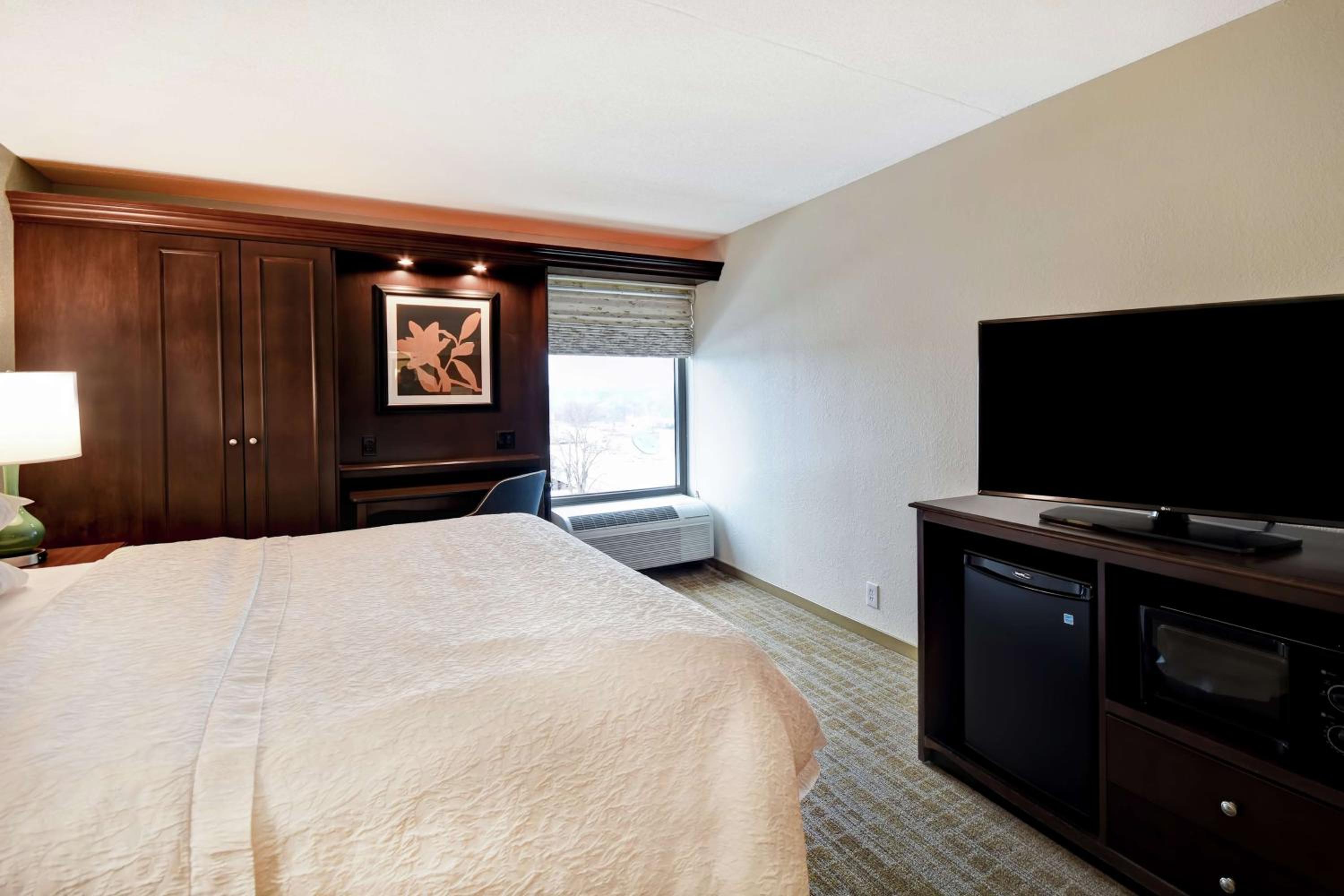Deluxe King Room - Non-Smoking - Photo 3