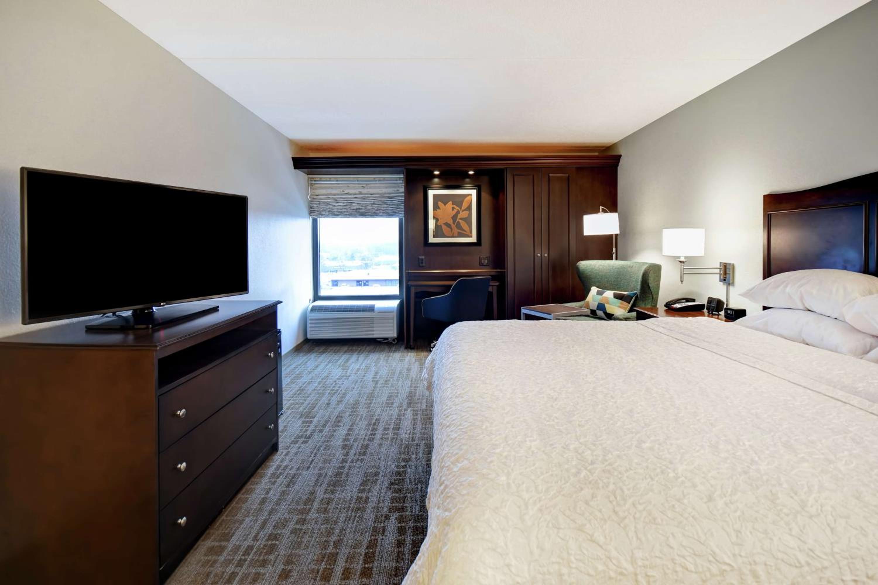 King Room with King Bed - Non-Smoking - Photo 4