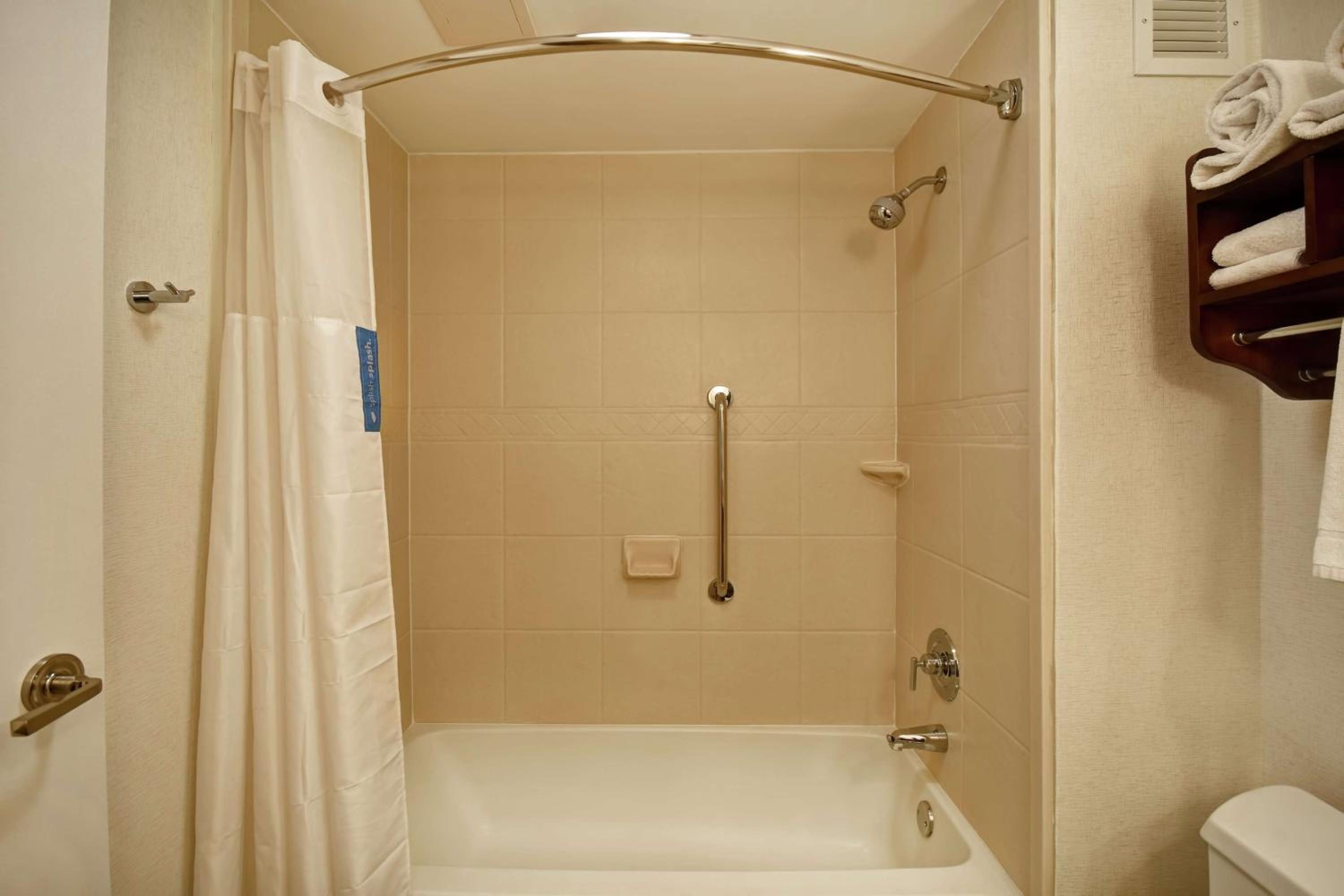 King Room - Mobility Accessible with Bath Tub - Photo 4