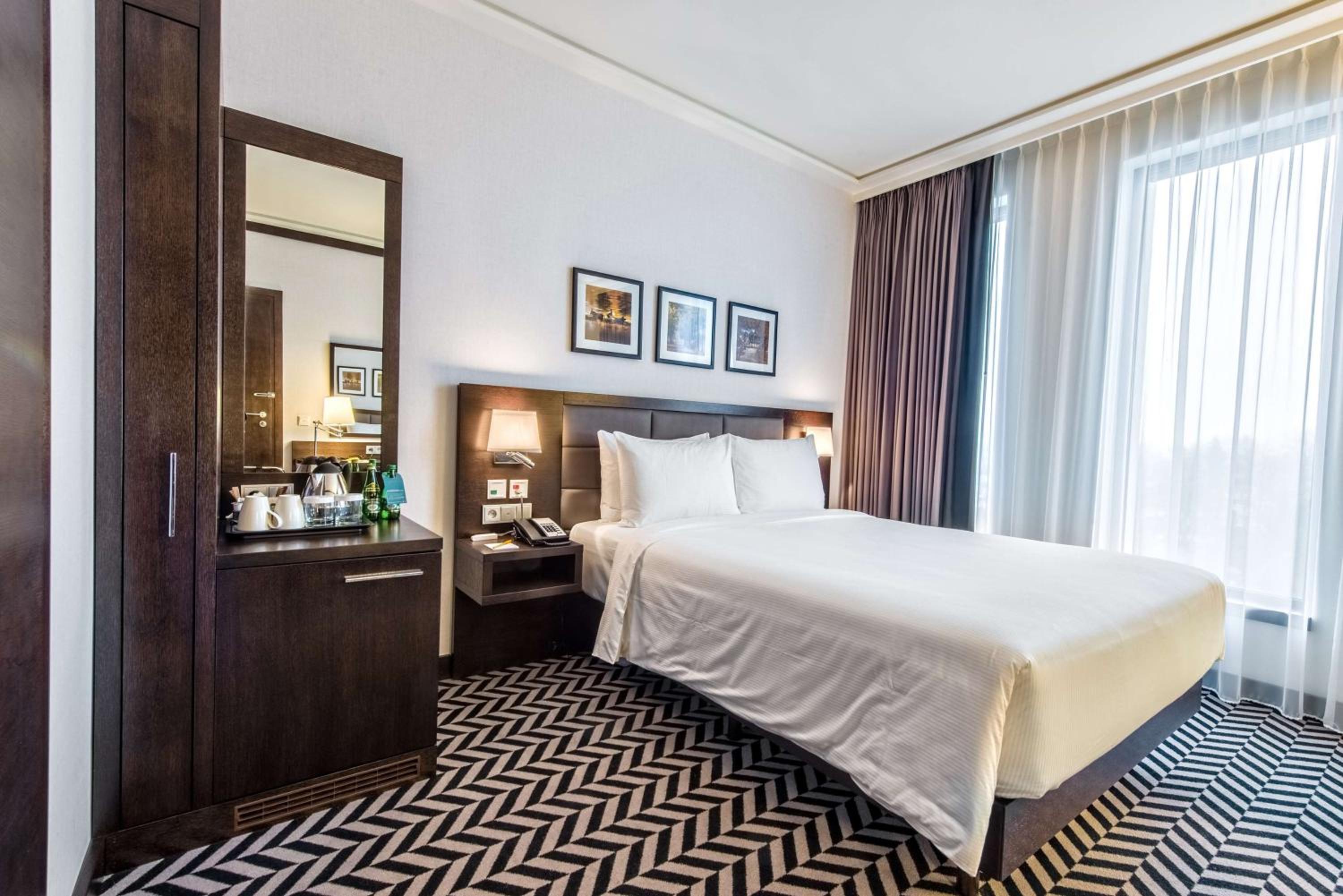 Queen Room - Accessible photo 1