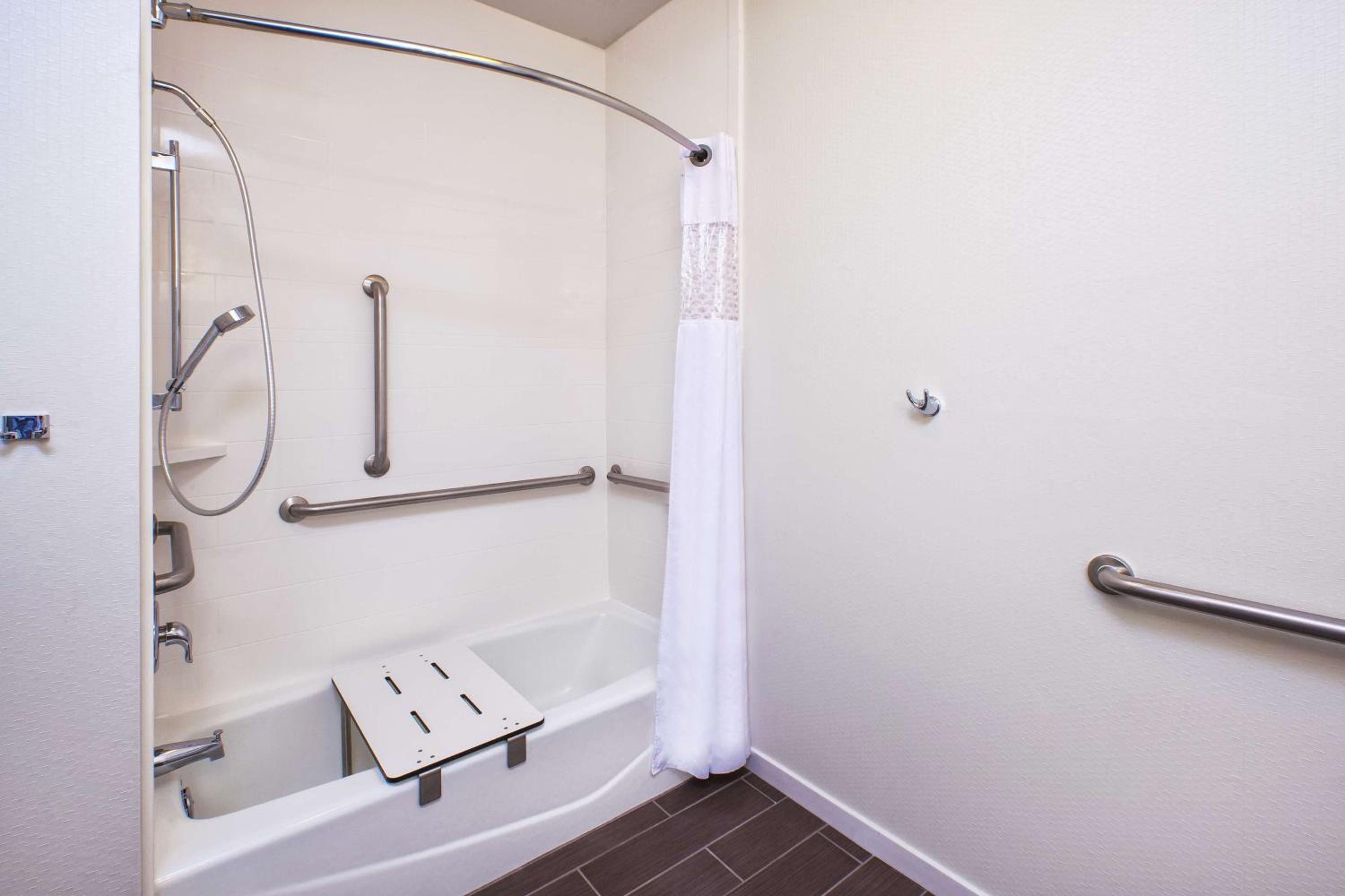 King Room with Accessible Tub - Mobility and Hearing Access/Non-Smoking - Photo 4