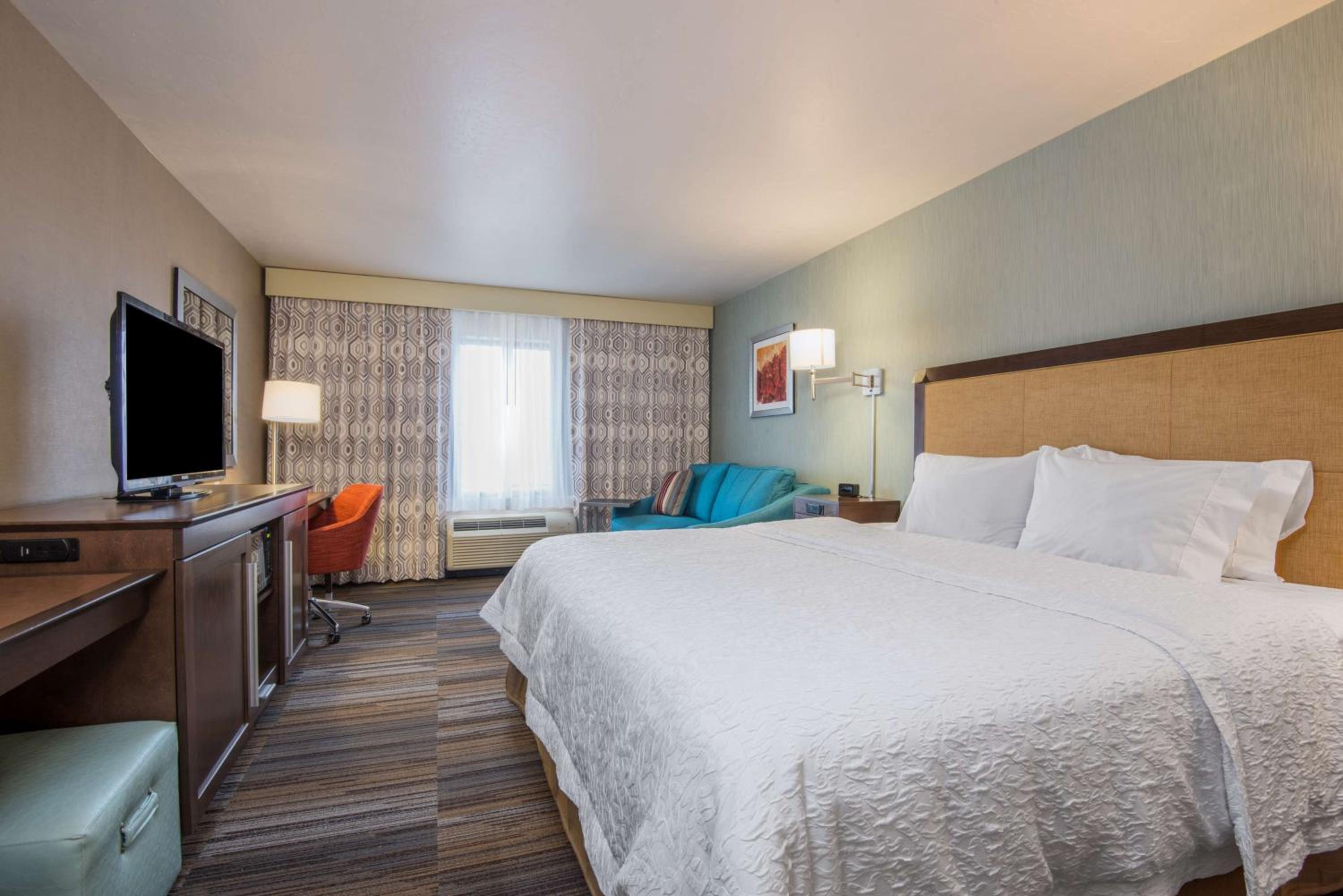 King Room with King Bed - Non-Smoking - Photo 1