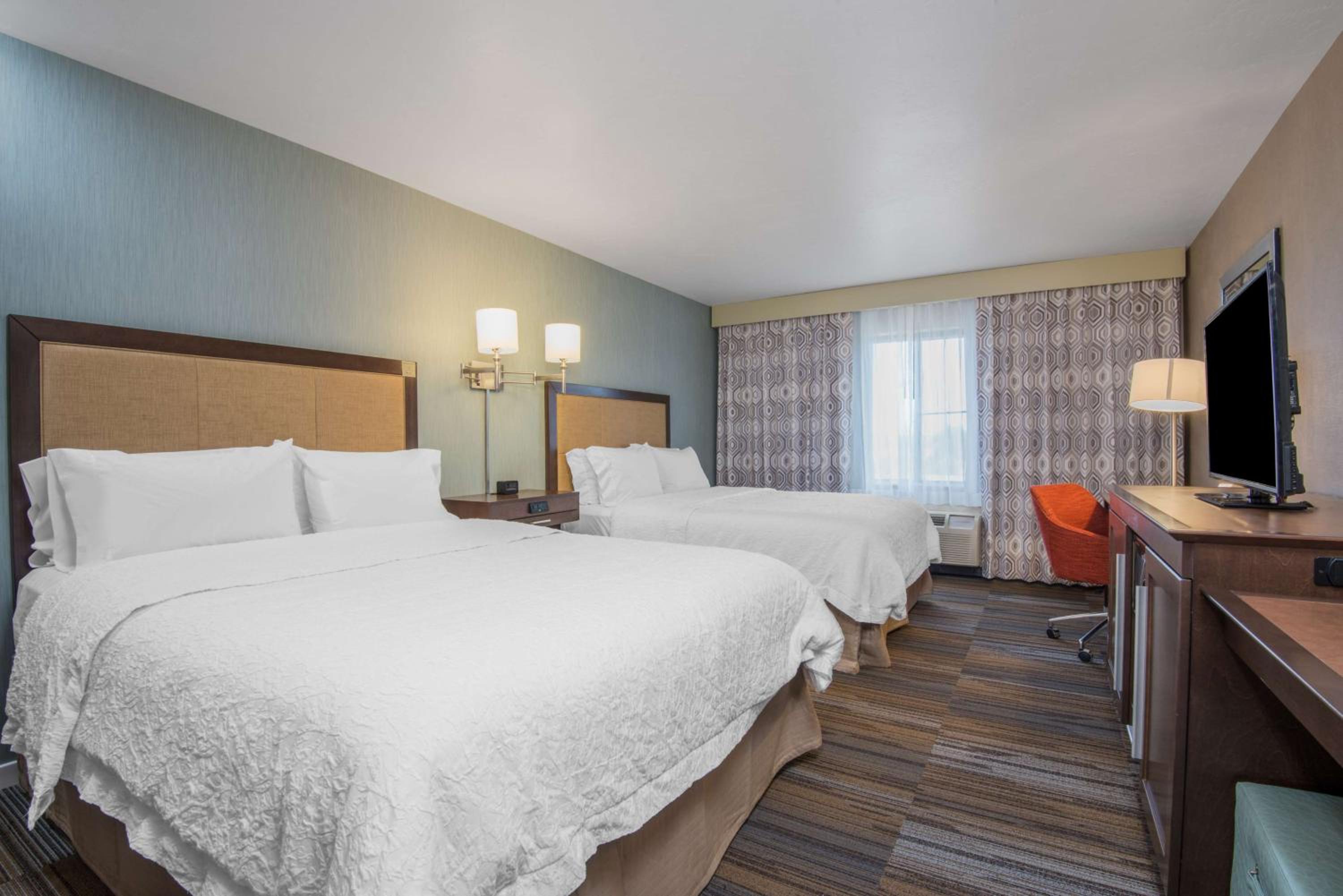 Room with Two Queen Beds - Non-Smoking - Photo 2