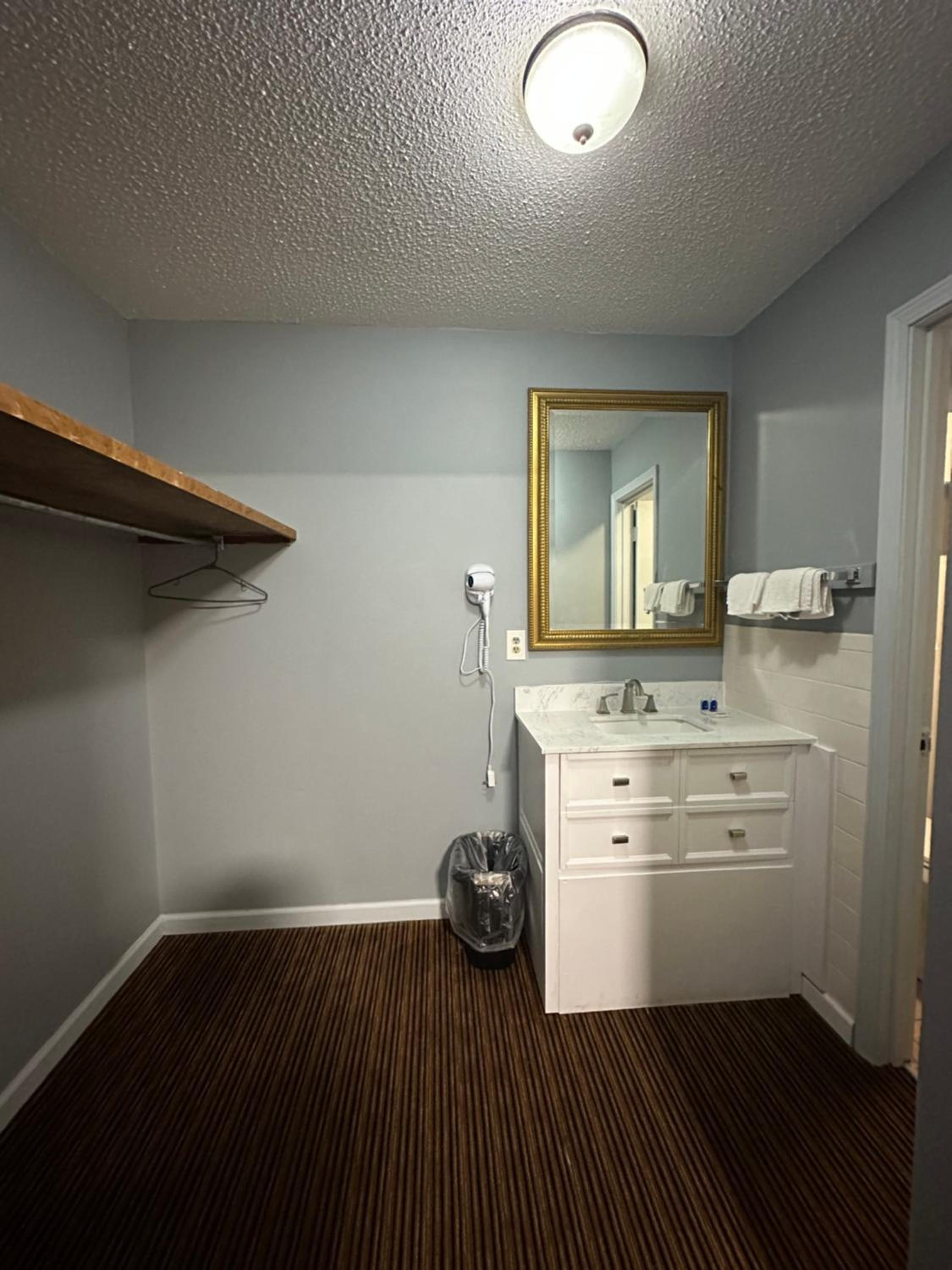 King Room - Non-Smoking photo 2