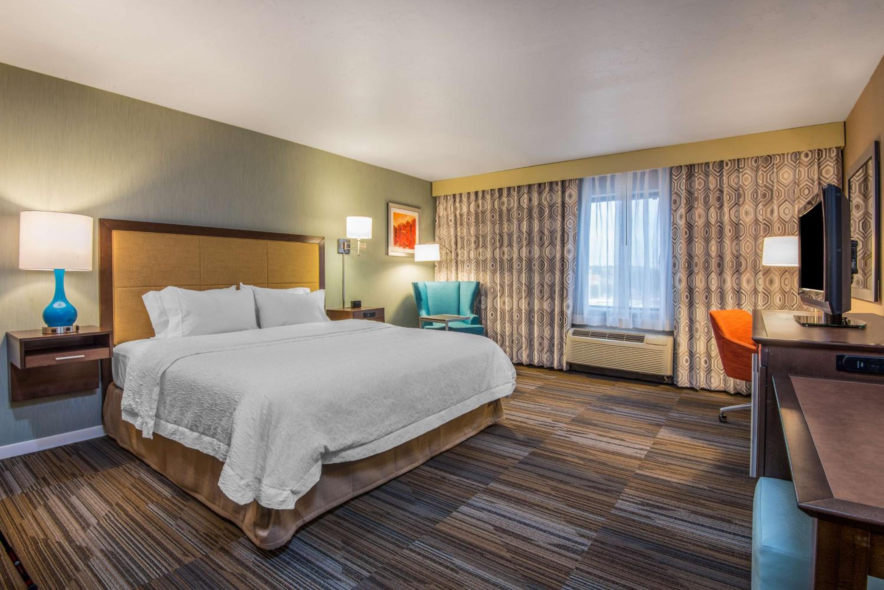 King Room with Accessible Tub - Mobility and Hearing Access/Non-Smoking - Photo 2